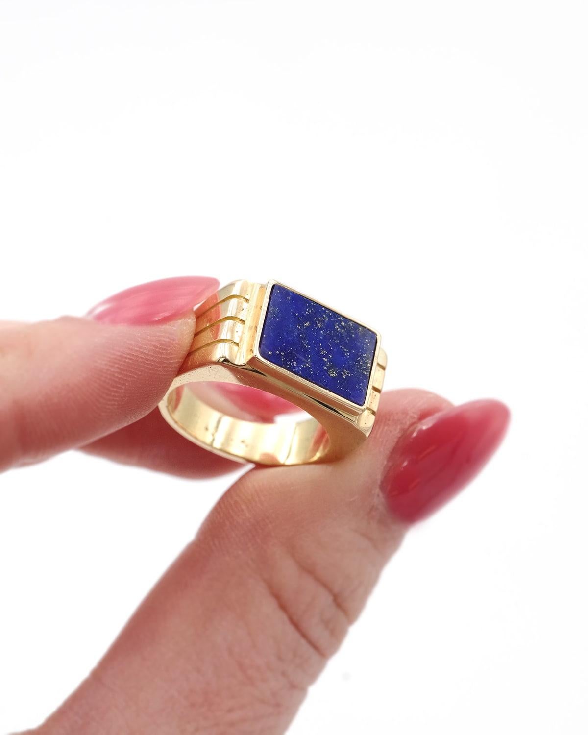 Lapis lazuli tank ring, signet ring, pinky ring, in 18k gold In Good Condition For Sale In PARIS, FR