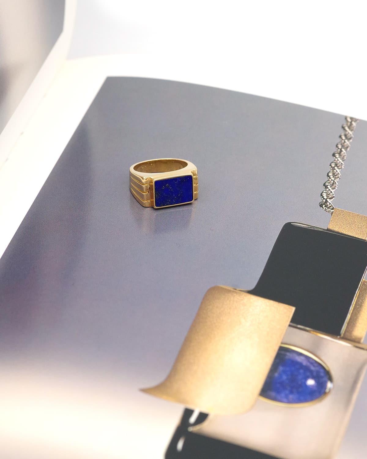Lapis lazuli tank ring, signet ring, pinky ring, in 18k gold For Sale 2