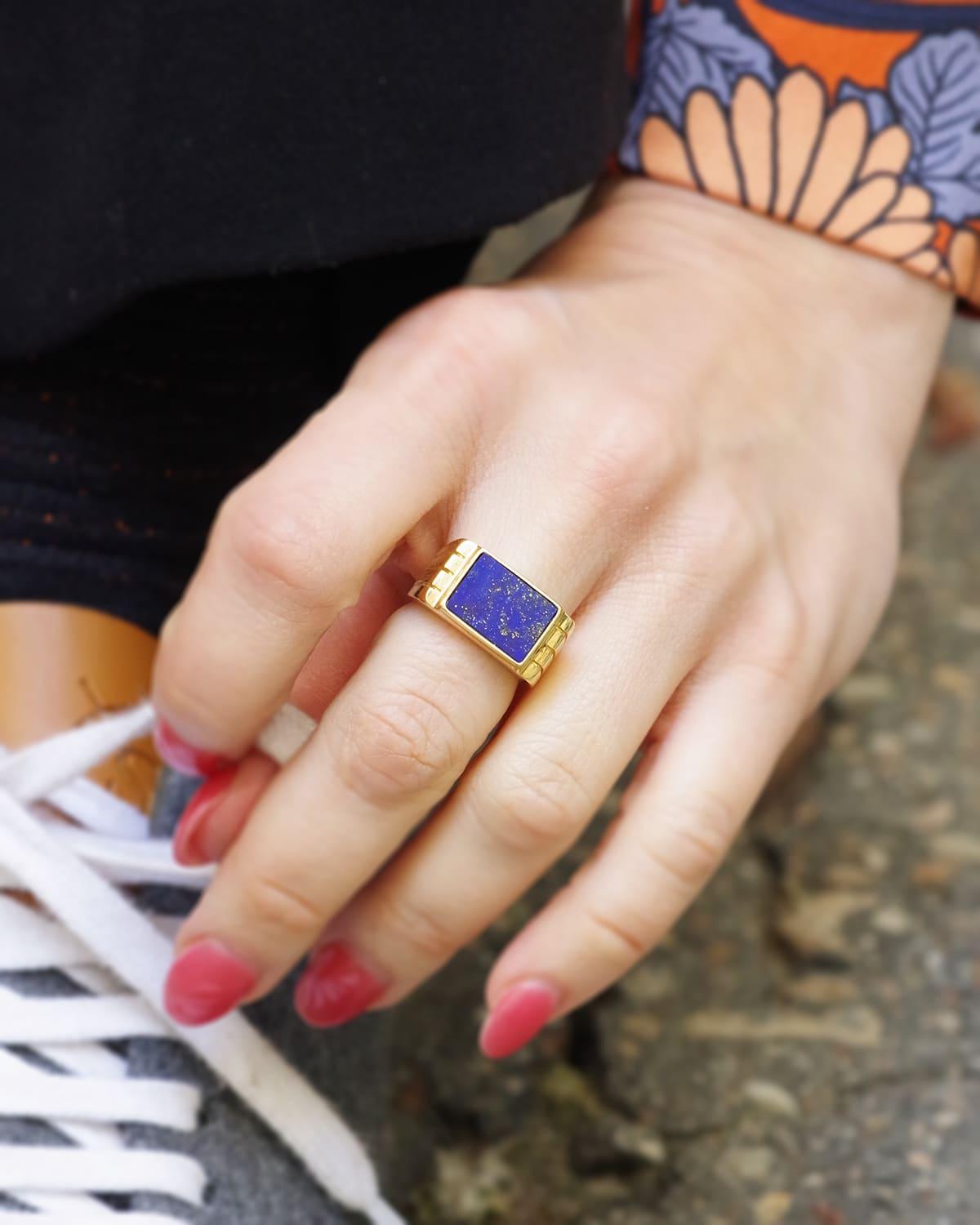 Lapis lazuli tank ring, signet ring, pinky ring, in 18k gold For Sale 3