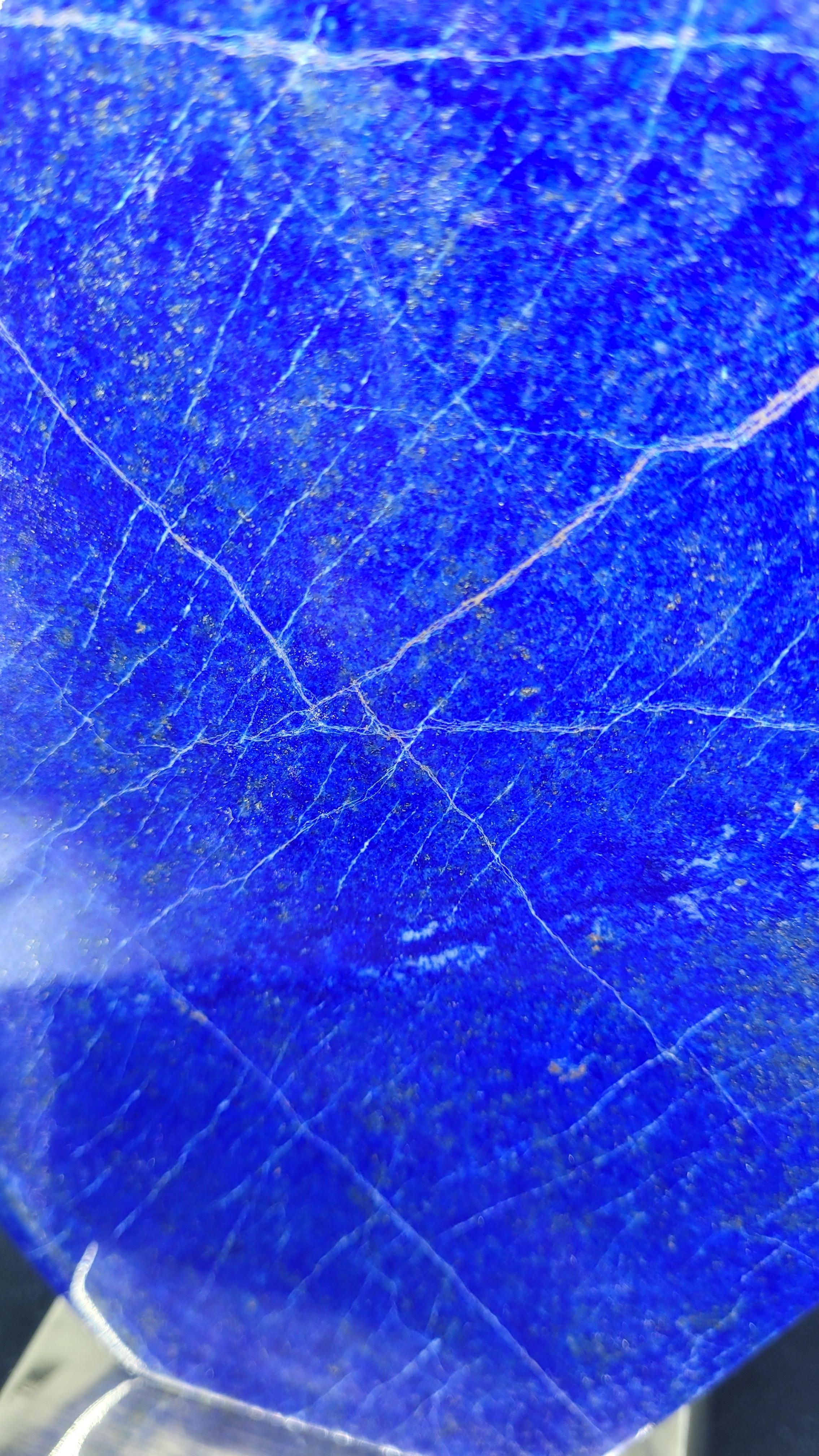 Lapislazuli Top Farbe mit Pyrit Einschluss, auf Holz und Messing benutzerdefinierte Stand. (Afghanisch) im Angebot
