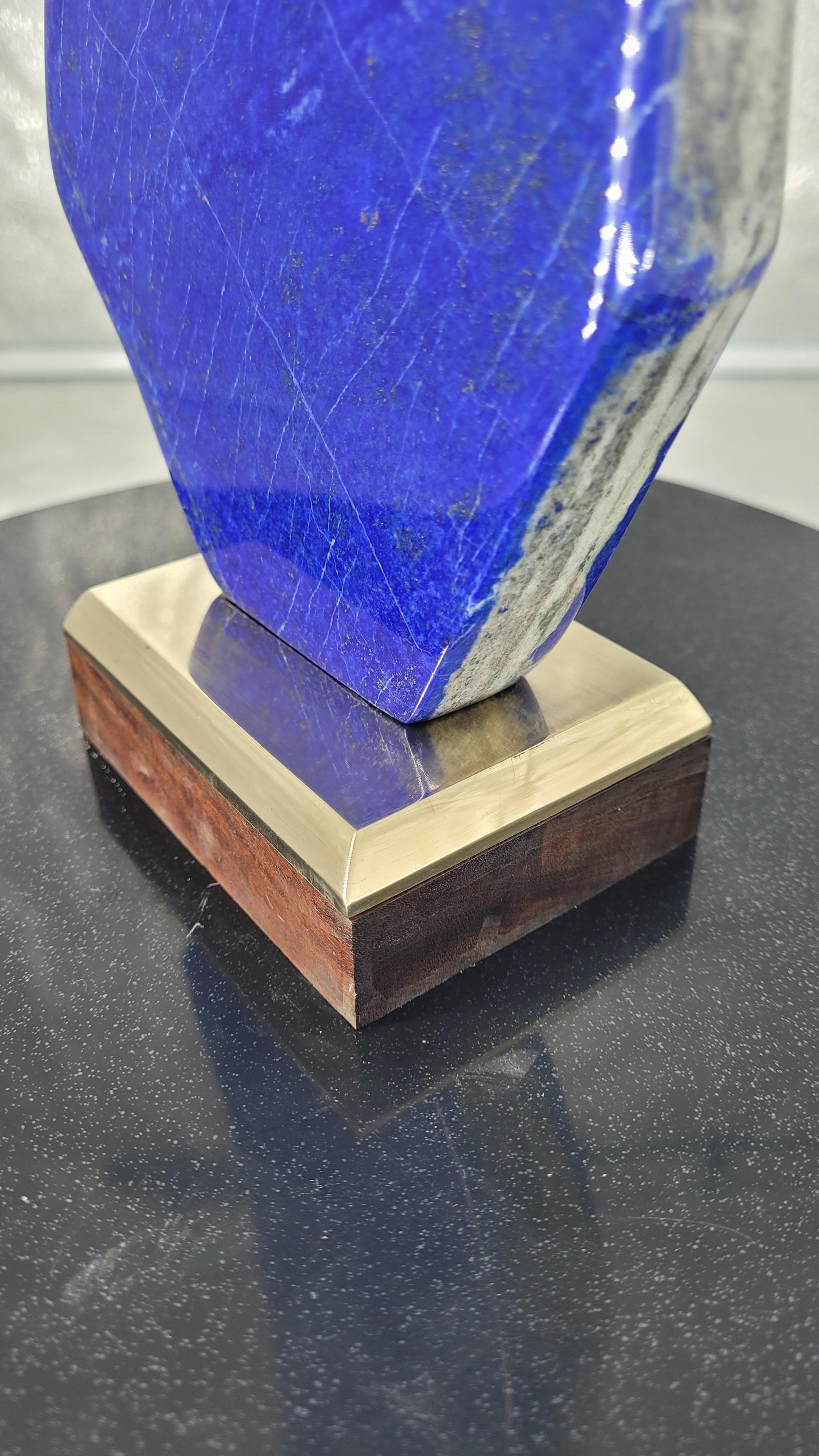 Lapislazuli Top Farbe mit Pyrit Einschluss, auf Holz und Messing benutzerdefinierte Stand. (Poliert) im Angebot