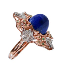 Ring aus Lapislazuli, Tsavorit, Diamanten, Roségold und Silber.