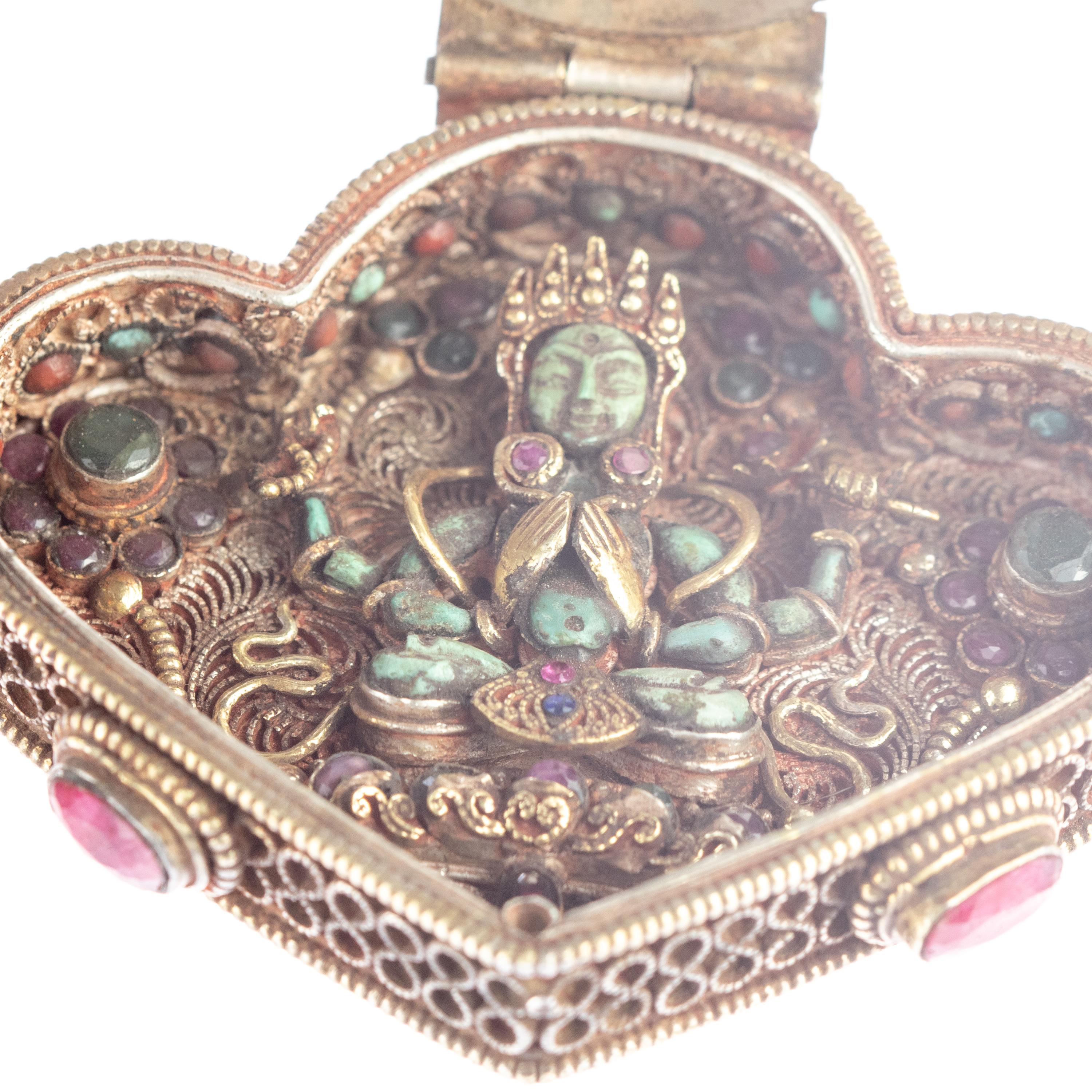 Artisan Boîte à bijoux à pendentifs de style bouddhiste tibétain en lapis-lazuli, turquoise, rubis et émeraude en vente