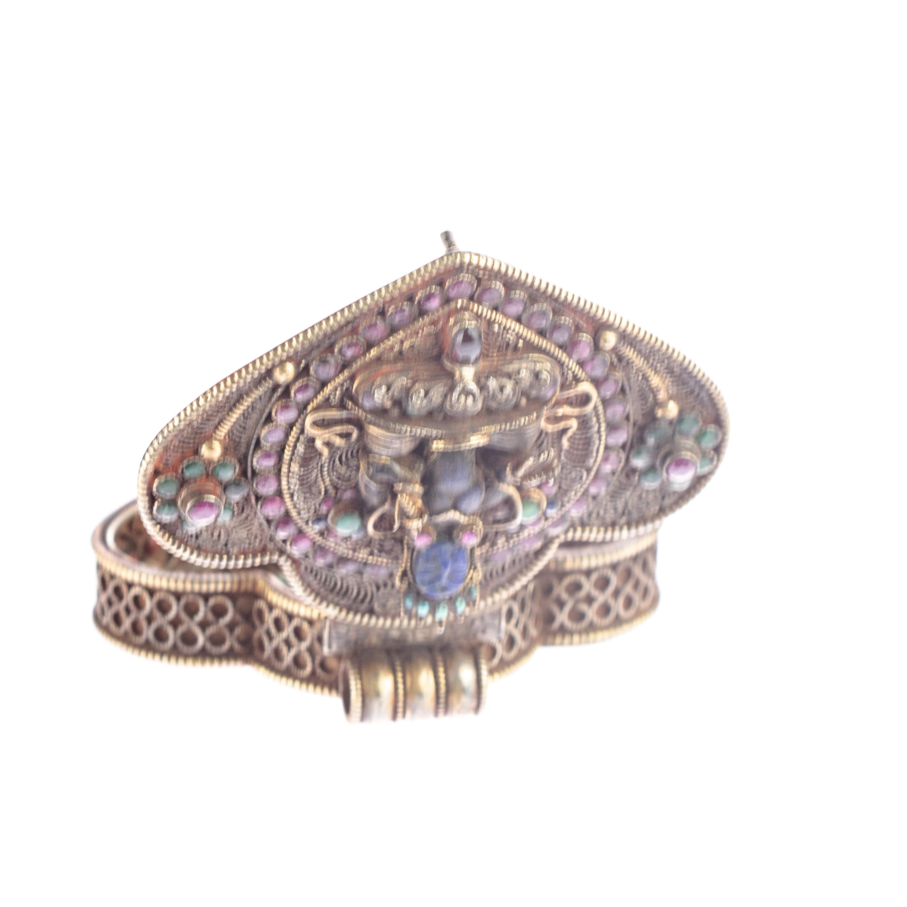 Boîte à bijoux à pendentifs de style bouddhiste tibétain en lapis-lazuli, turquoise, rubis et émeraude en vente 3