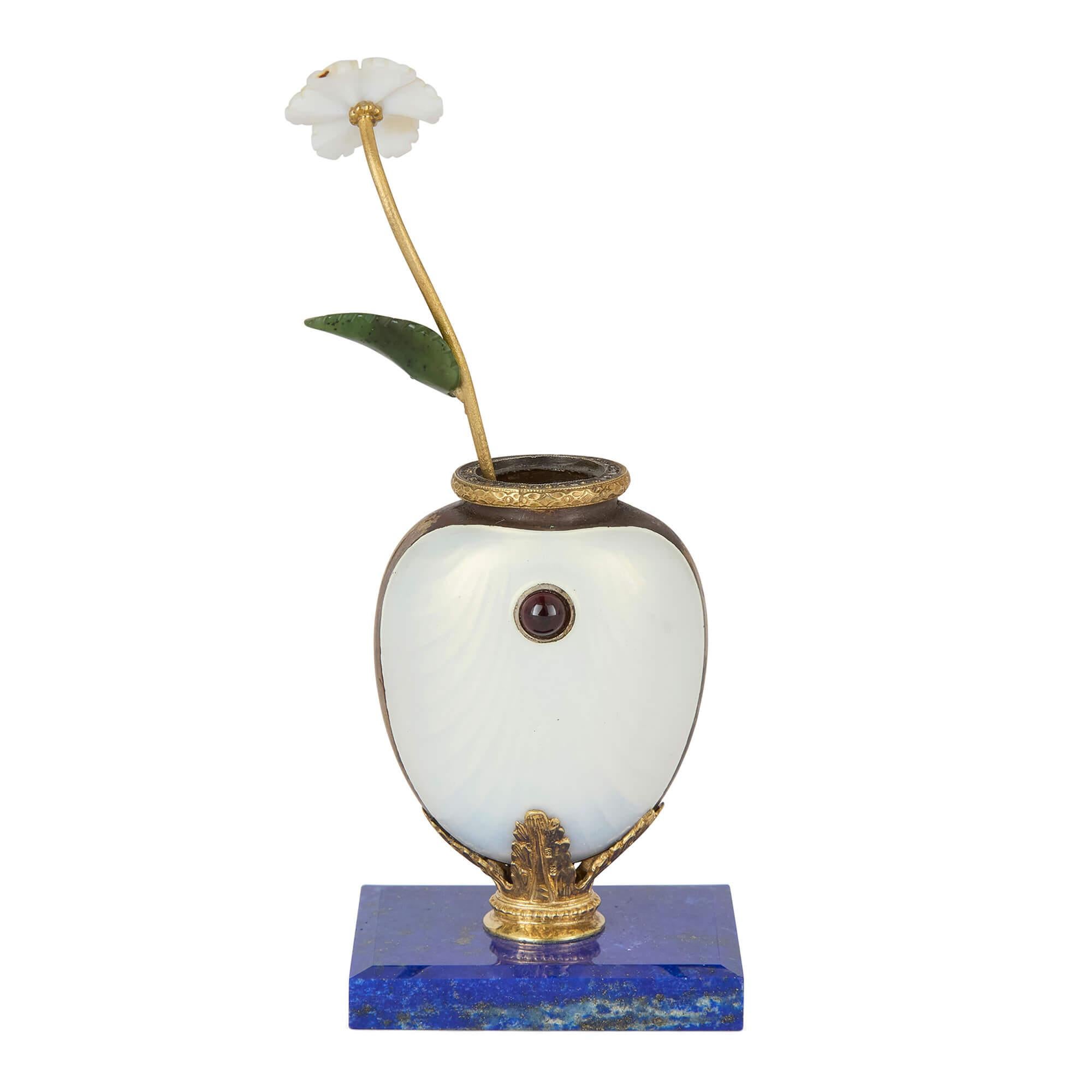Modèle de fleur en lapis-lazuli, vermeil, émail et diamants dans le style de Fabergé.
Continental, 20ème siècle
Hauteur 12,5 cm, largeur 5,5 cm, profondeur 4 cm

Inspirée par le légendaire savoir-faire de la maison Fabergé, cette sculpture florale
