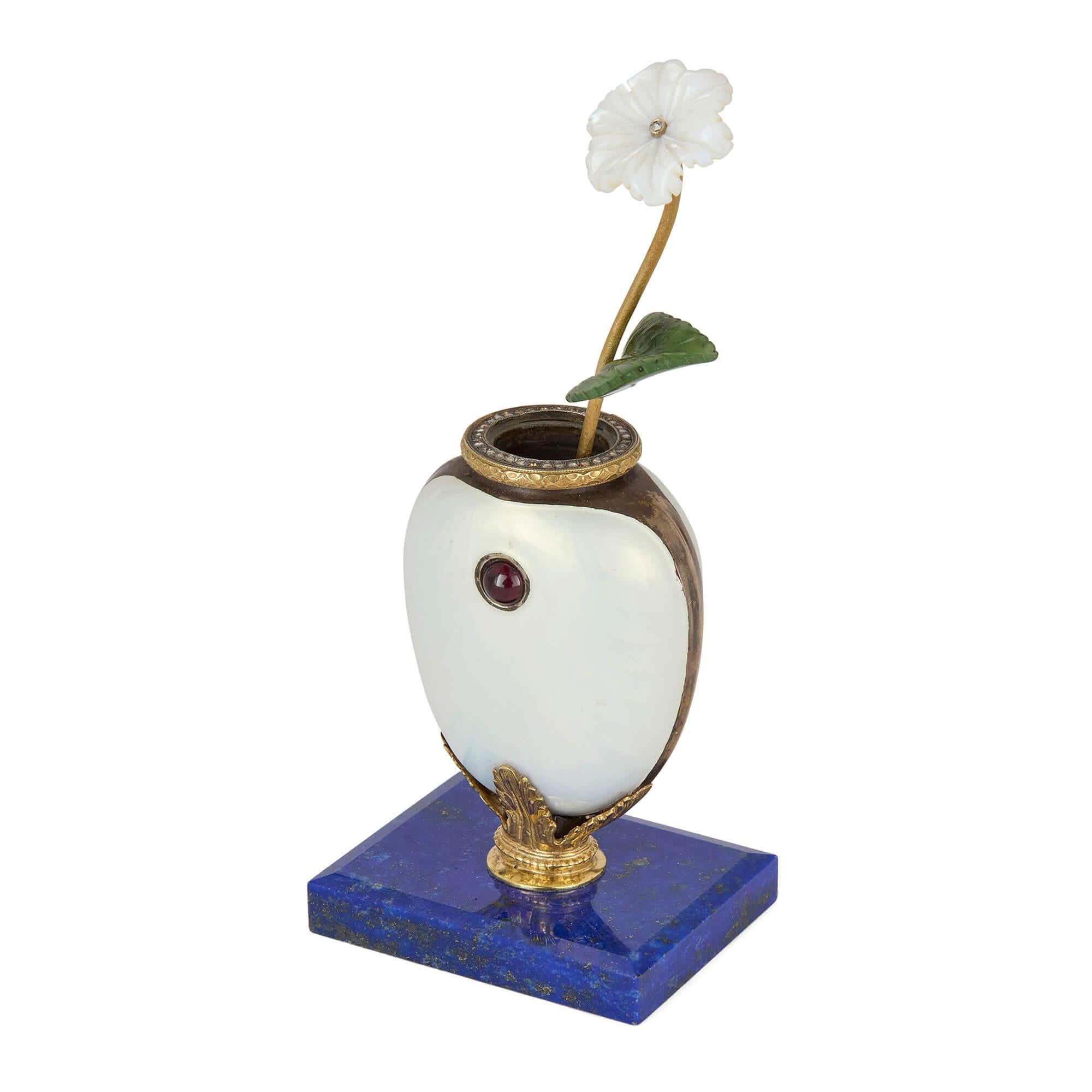 Belle Époque Modèle de fleur en lapis-lazuli, vermeil, émail et diamants dans le style de Fabergé en vente