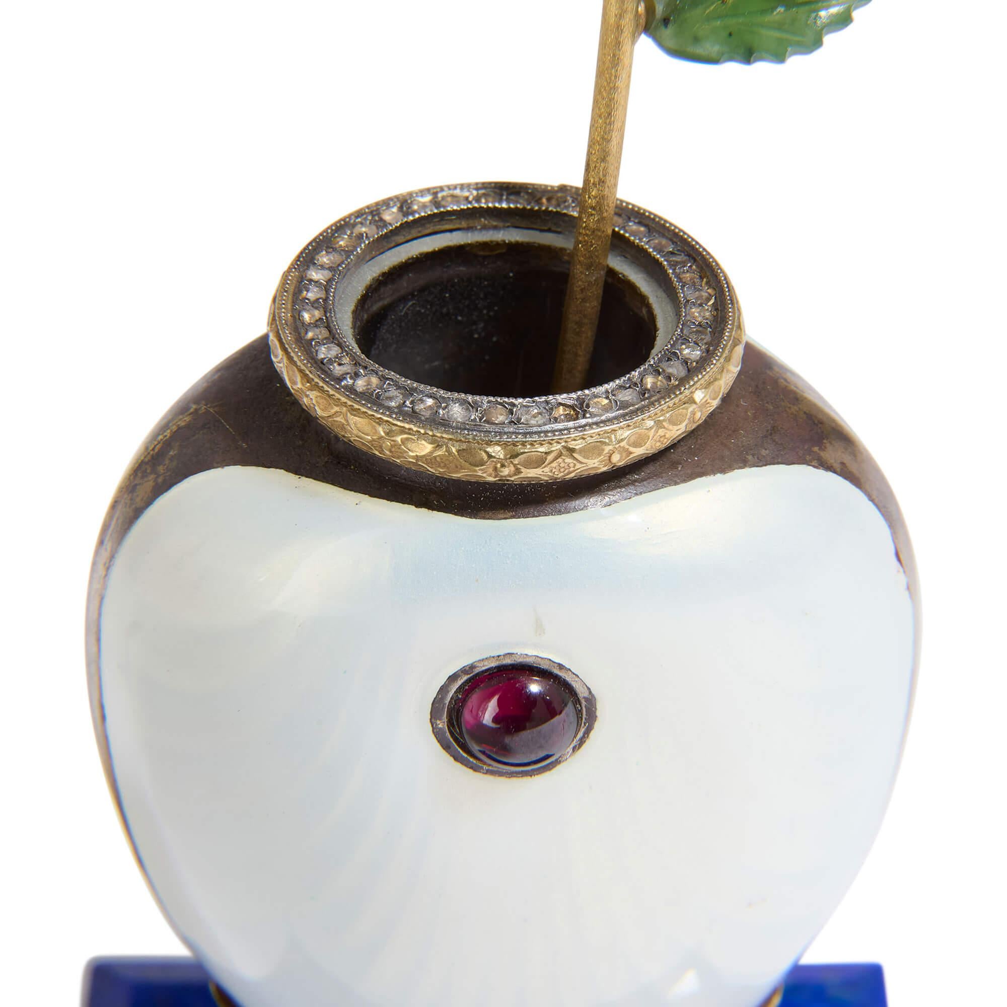 Sculpté Modèle de fleur en lapis-lazuli, vermeil, émail et diamants dans le style de Fabergé en vente