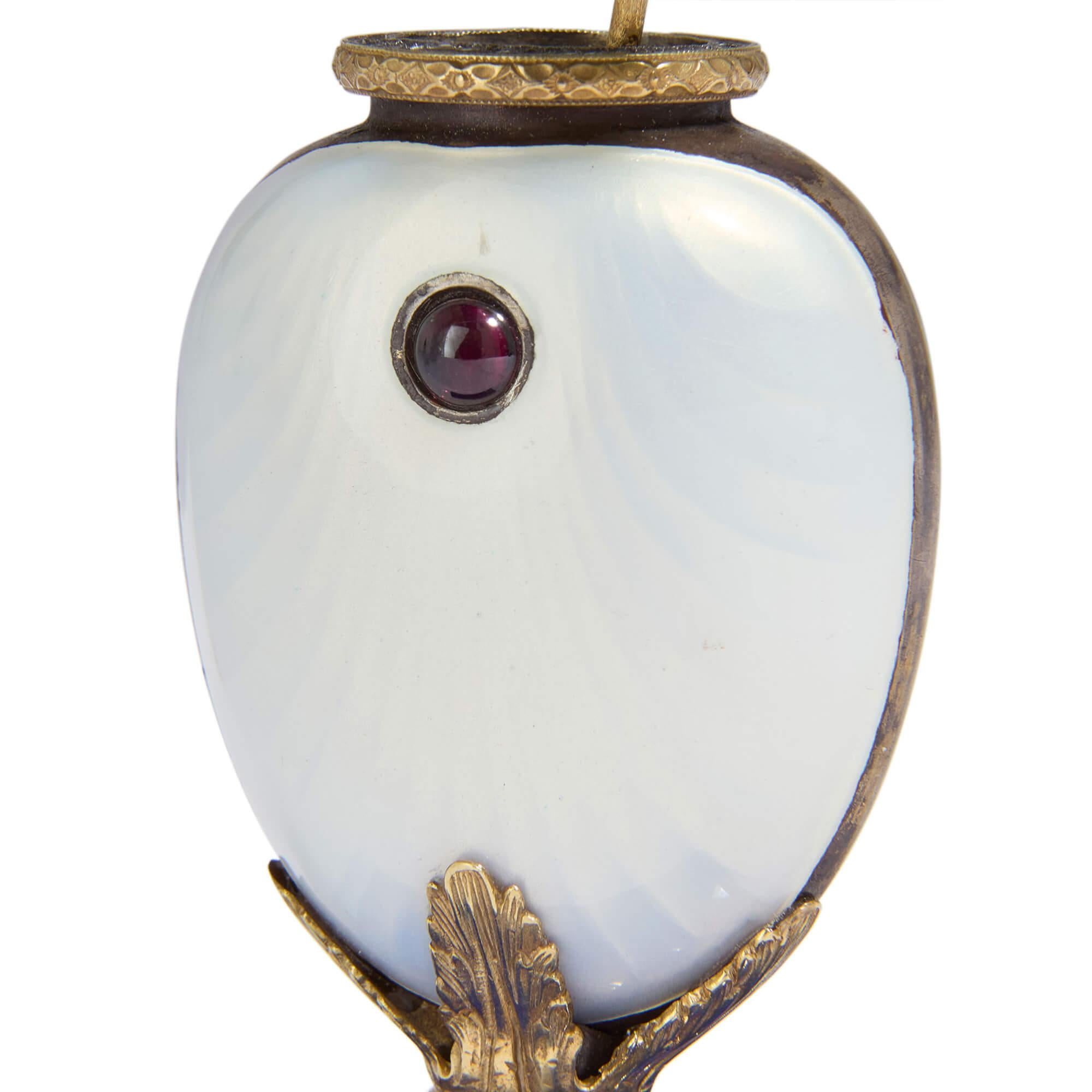 Modèle de fleur en lapis-lazuli, vermeil, émail et diamants dans le style de Fabergé Bon état - En vente à London, GB