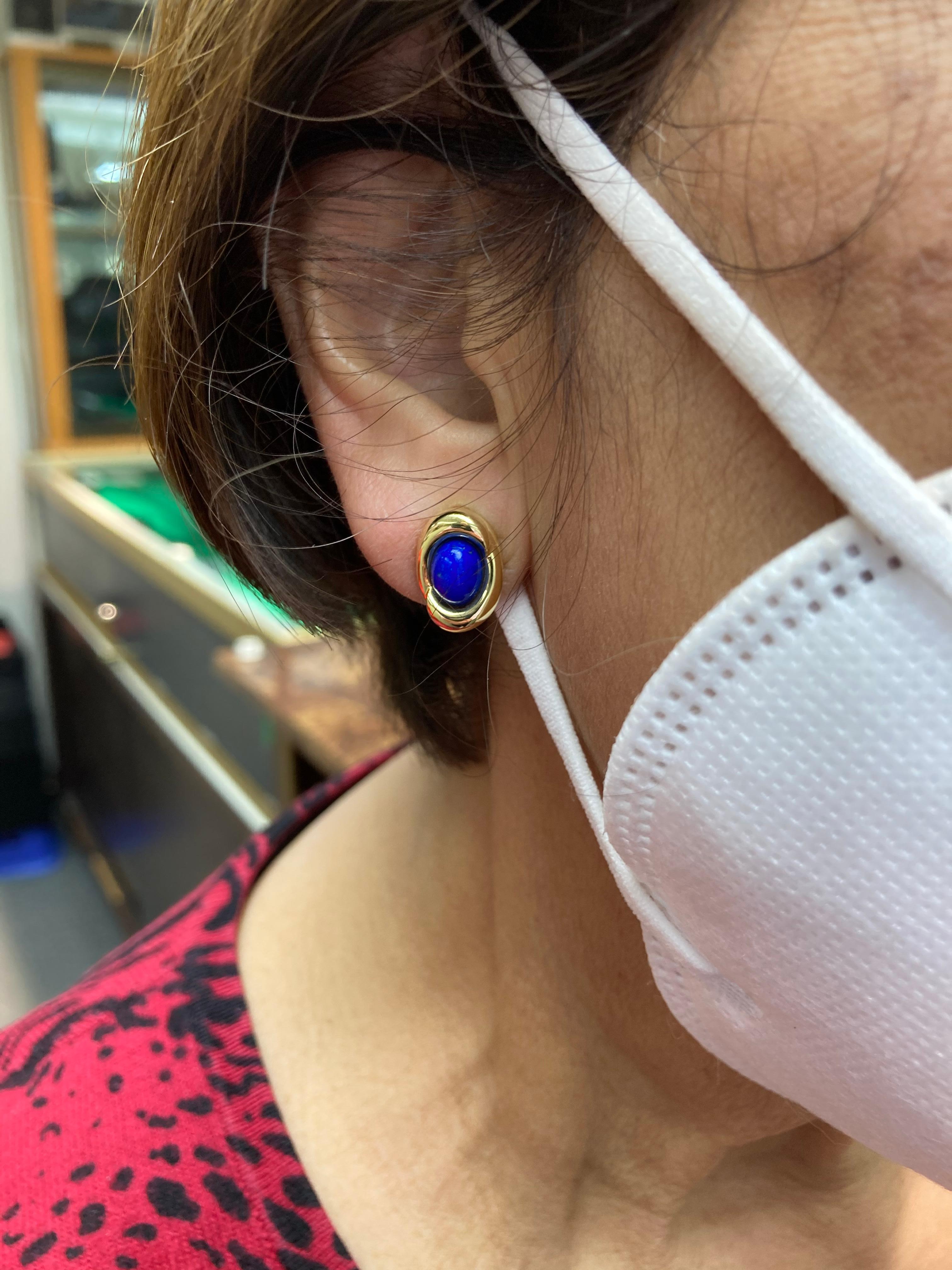 Lapis Lazuli Yellow Gold Clip On Small Button Earrings In Good Condition In Los Angeles, CA