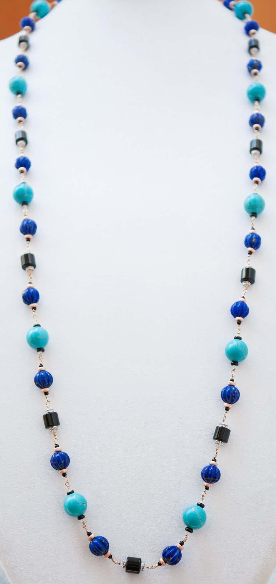 Superbe collier en or rose 9 carats dont la structure est composée de sections de lapis, de magnésite, de cristal de roche et d'onyx.
Entre la, structure en or blanc 9 kt sertie de diamants et les petites structures en argent plaqué or.
Ce collier a