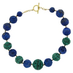 Collar de cuentas talladas de lapislázuli y malaquita de 18,5" GIA y cierre basculante de oro de 14 quilates