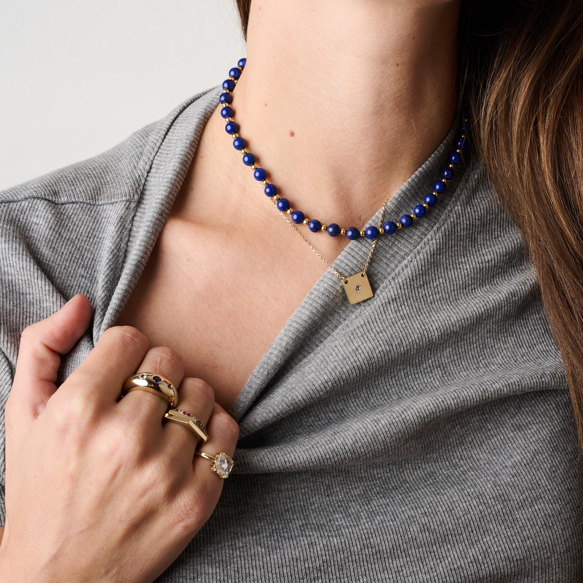 Ci siamo innamorati del lapis anni fa; le sue tonalità di blu profondo sono ultraterrene. Adoriamo questa collana come pezzo da abbinare, ma anche da sola fa la sua figura.


-Oro giallo 14k
-52 pietre di lapis autentico da 6 mm (forate)
-48 perline