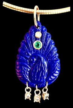 Colgante de pavo real de lapislázuli con esmeralda, diamantes y oro de 14k