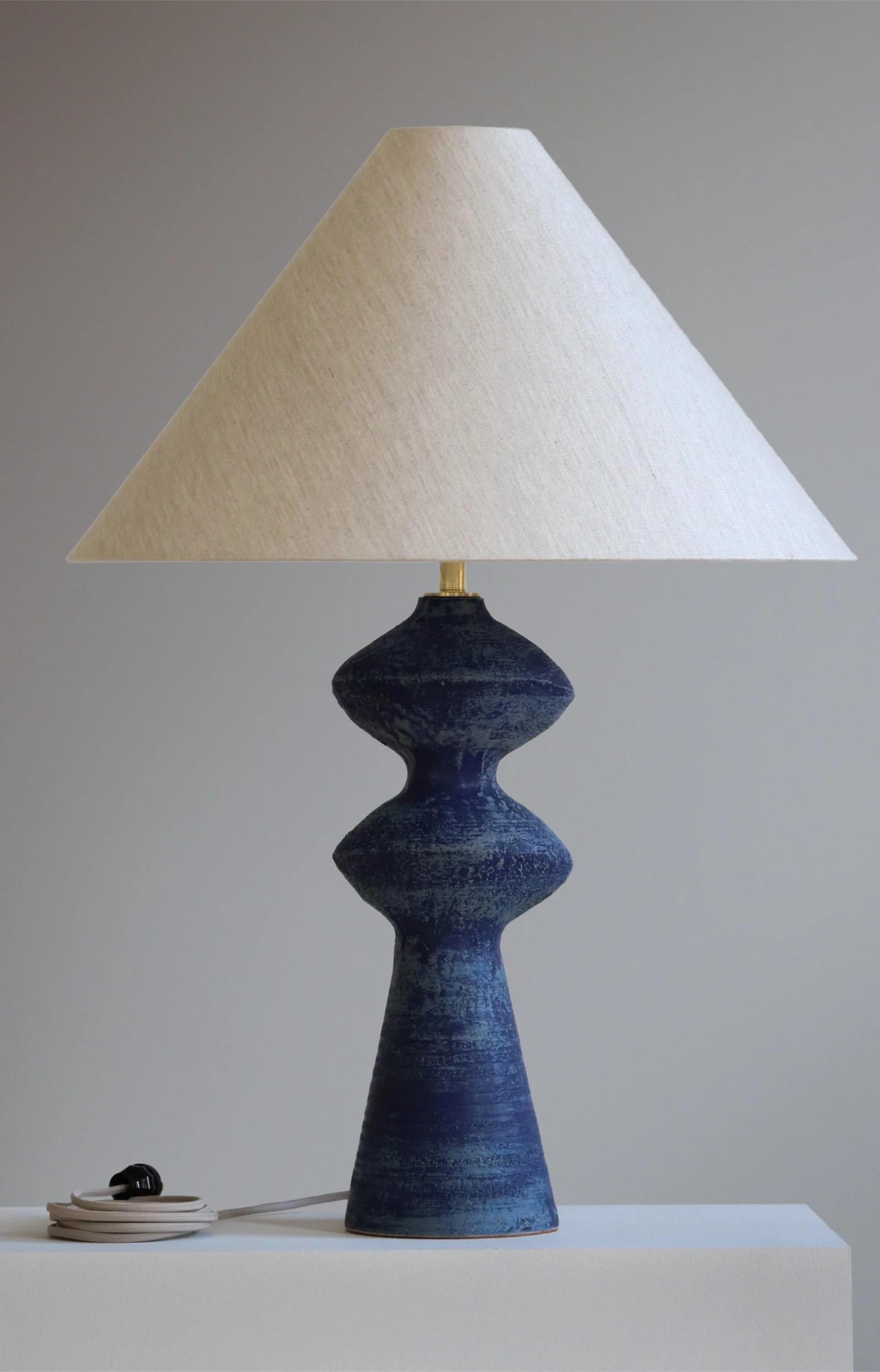 Lapis Pollux 32 Table Lamp by Danny Kaplan Studio
Dimensions: ⌀ 56 x H 82 cm
Materials: Glazed Ceramic, Unfinished Brass, Wax Paper

This item is handmade, and may exhibit variability within the same piece. We do our best to maintain a consistent