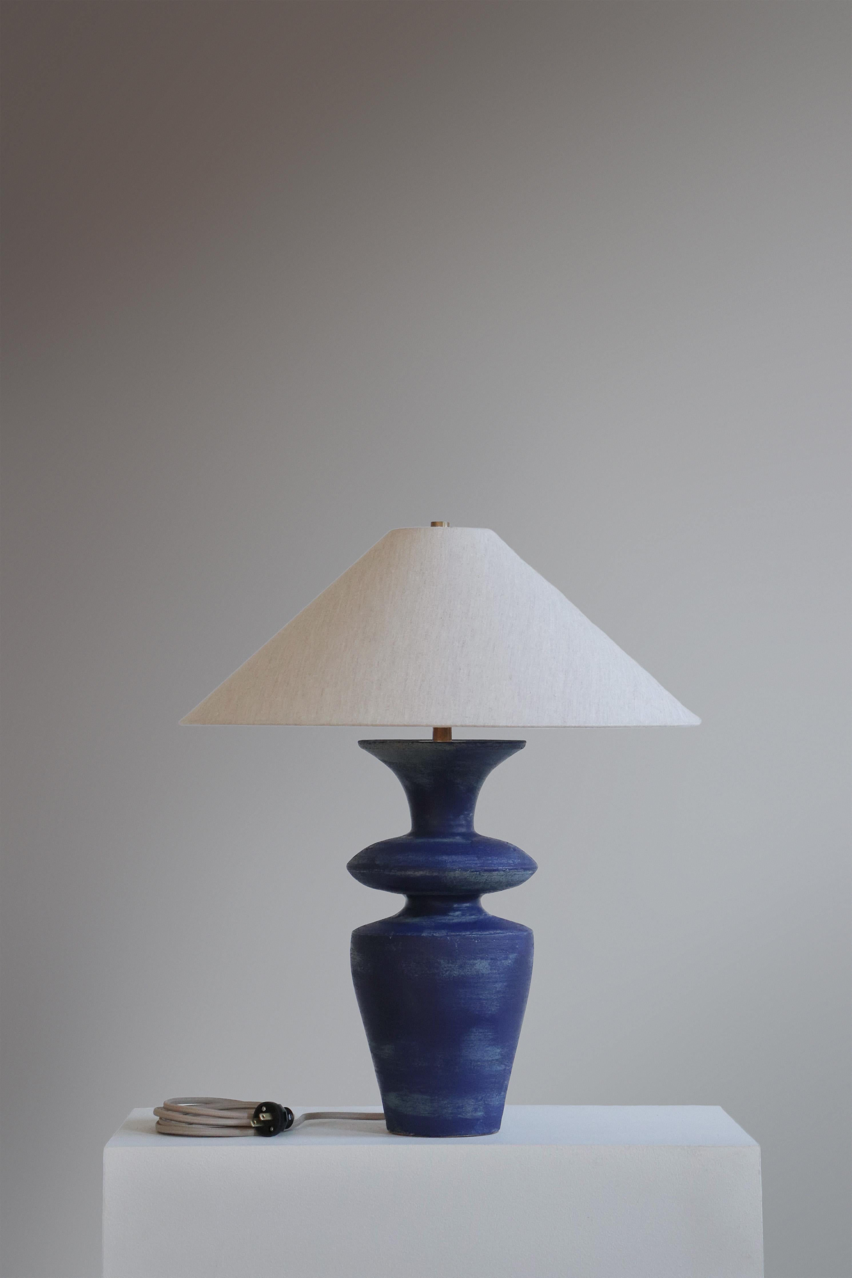 Lapis Rhodes Tischlampe von Danny Kaplan Studio
Abmessungen: ⌀ 51 x H 69 cm
MATERIALIEN: Keramik glasiert, Messing unbearbeitet, Leinen

Dieser Artikel ist handgefertigt und kann innerhalb desselben Stücks Abweichungen aufweisen. Wir tun unser