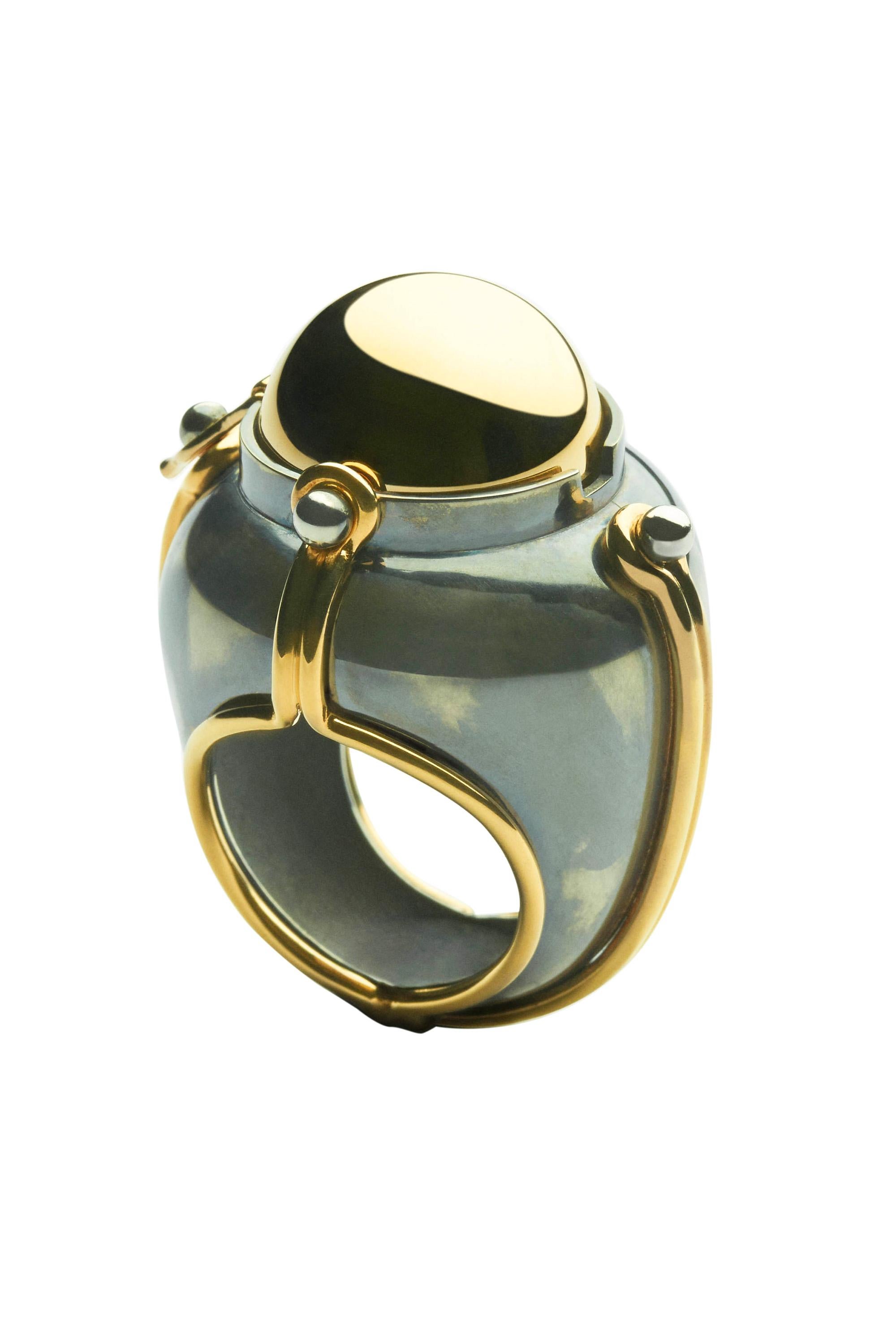 Ring aus Gold und Silber. Drehbare Kugel, die einen Lapislazuli zeigt, der von einem mit einem Diamanten besetzten Weißgoldring umgeben ist.

Einzelheiten:
Lapislazuli: ø 14 mm 
Diamanten: 0,03 Karat 
18k Gold: 12 g
Distressed Silber: