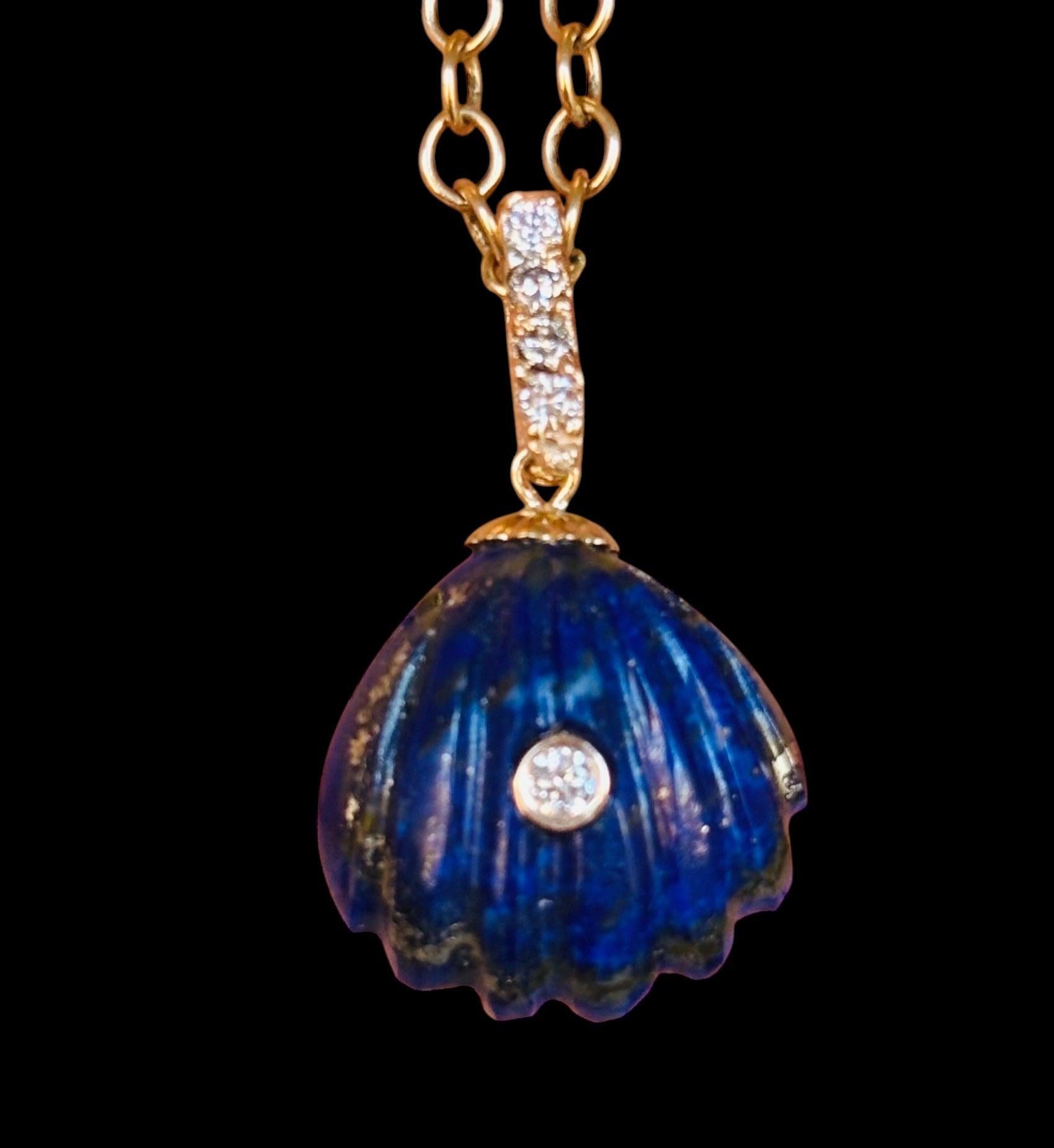 Ciondolo a conchiglia 

Lapis, diamanti, oro 14k

Conchiglia di Lapislazzuli intagliata (15 mm di diametro) con un diamante centrale di 2 mm incastonato in oro 14k. La cauzione in oro 14k ha tre diamanti da 1,5 mm. 

Ci sono anche due piccoli