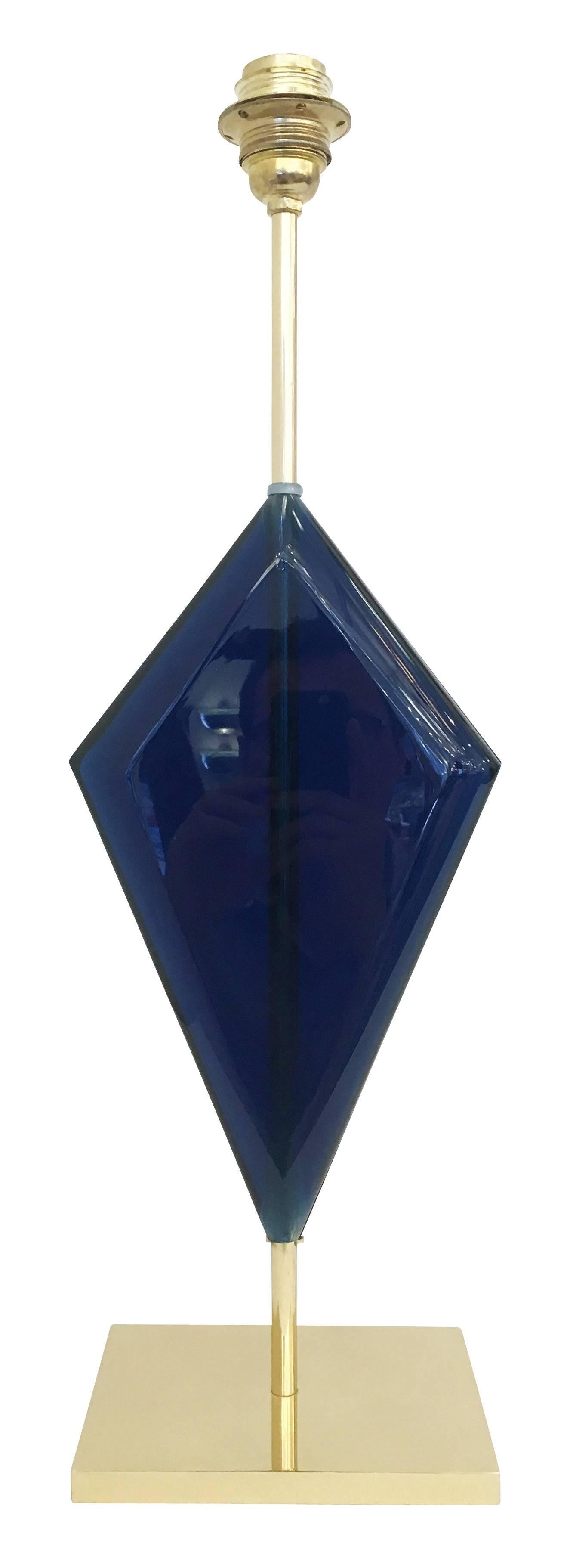 Tischlampen aus Glas in limitierter Auflage, hergestellt vom Glaskünstler Effetto Vetro für Gaspare Asaro. Jede Lampe ist aus dunkelblauen Glasplatten handgeschnitzt, die miteinander verklebt wurden. Der Stiel und der Sockel sind aus Messing. Preis