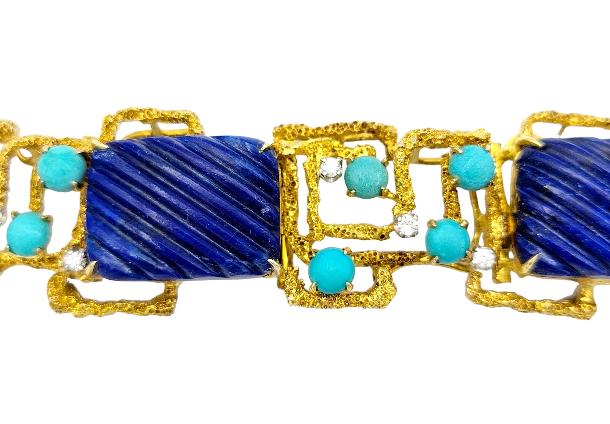 Geometrisches strukturiertes Armband aus 14 Karat Gelbgold mit Lapis, Türkis und Diamanten (Kissenschliff) im Angebot