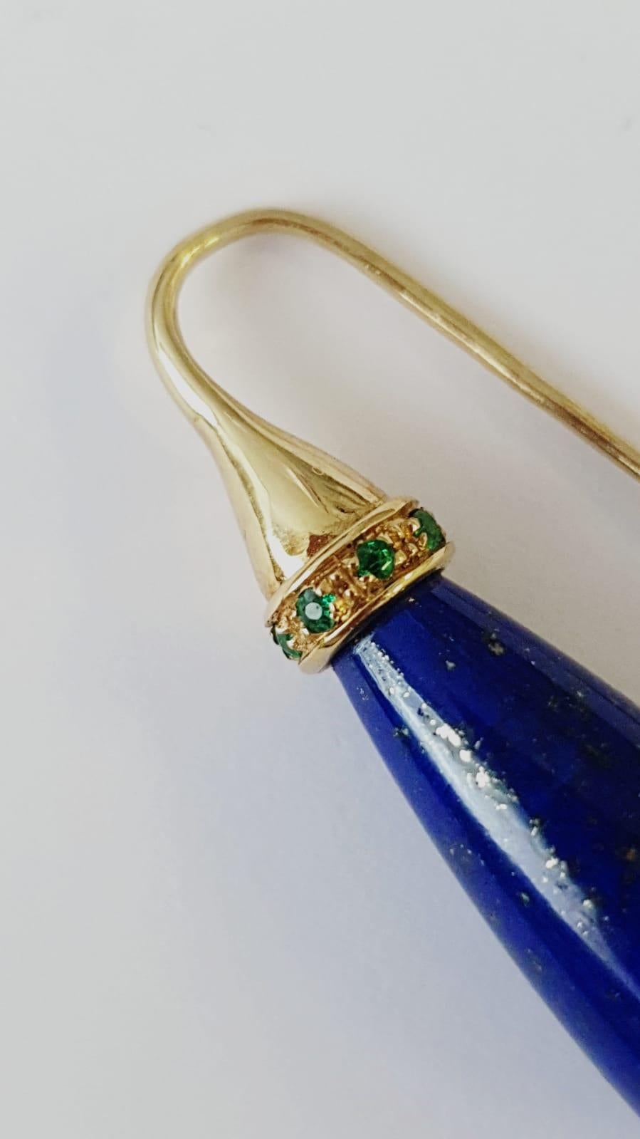 Elegant earrings in 18kt yellow gold, lapislazuli and emeralds
Yellow Gold g. 4
Emeralds ct. 0,16
Lapislazuli pendulum
Hook system


