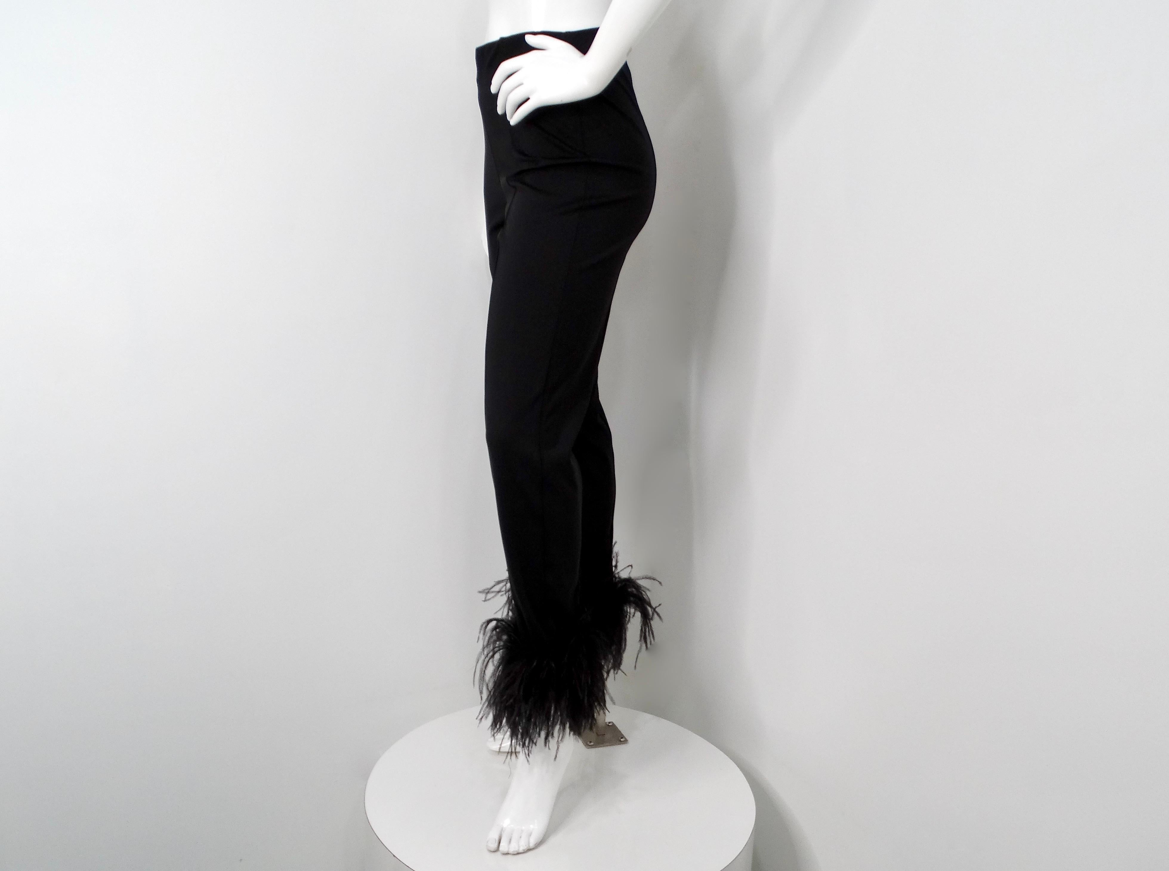 I pantaloni LAPOINTE Black Slim Leg Scuba con orlo in piuma di struzzo combinano eleganza e design moderno, creando un pezzo forte per ogni guardaroba alla moda. Fabrice in tessuto scuba di prima qualità, questi pantaloni sono progettati per