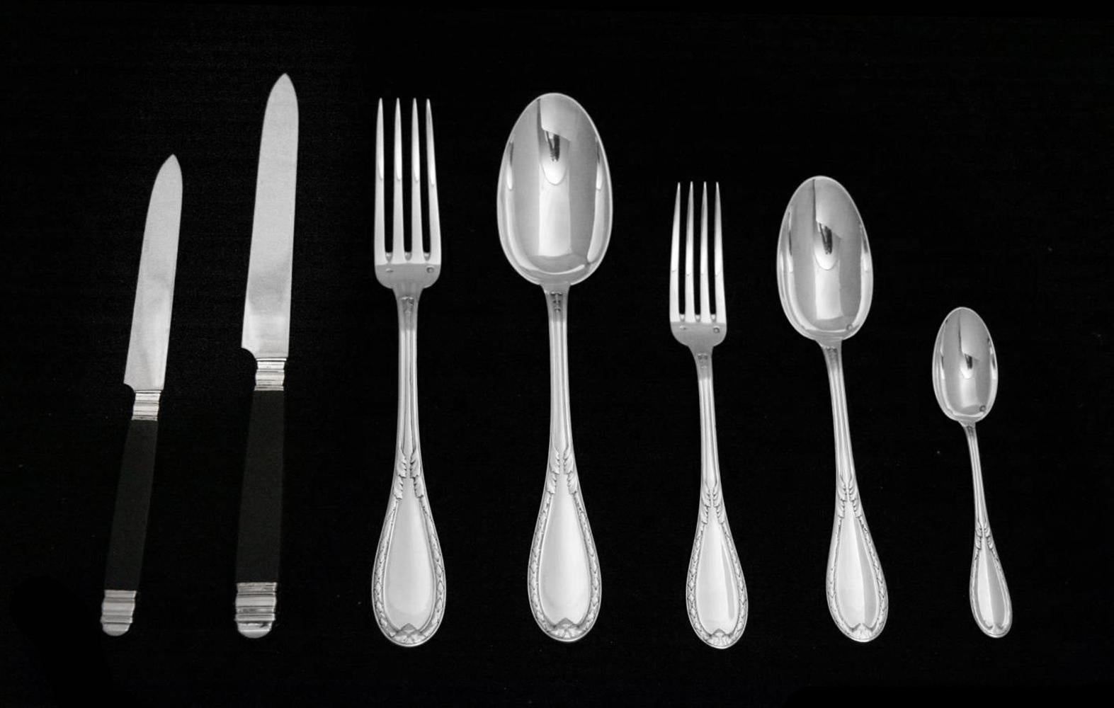 En provenance directe de Paris, un magnifique service de couverts en argent sterling de 111 pièces réalisé par l'orfèvre français de renommée internationale 