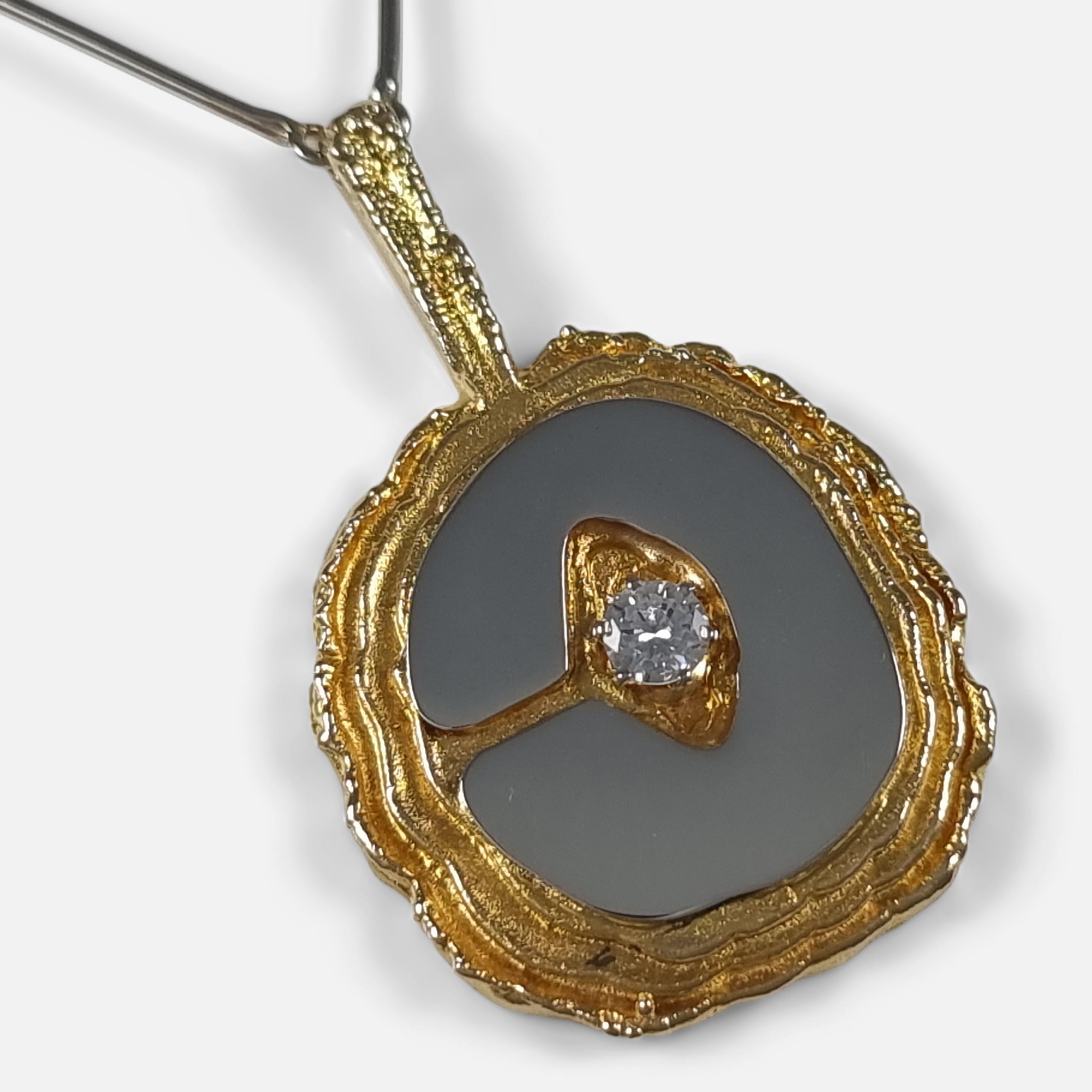 Collier pendentif 'Legato' en or jaune et blanc 18 ct et 0,19 ct de diamant, créé par Juhani Linnovaara pour Lapponia, au design unique.

• Période : Fin du 20e siècle.
• Fabricant : Lapponia.
• Mesures : Collier 45.4cm (l) bout à bout. Pendentif
