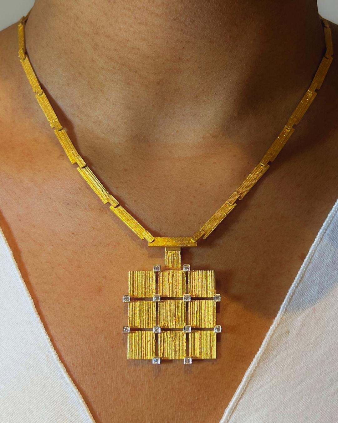 Questo pezzo di Lapponia è un meraviglioso esempio di design e artigianato nordico modernista, che fonde l'innovazione con uno stile nordico senza tempo. Questa collana di diamanti e oro giallo 18 carati con ciondolo staccabile è stata realizzata in