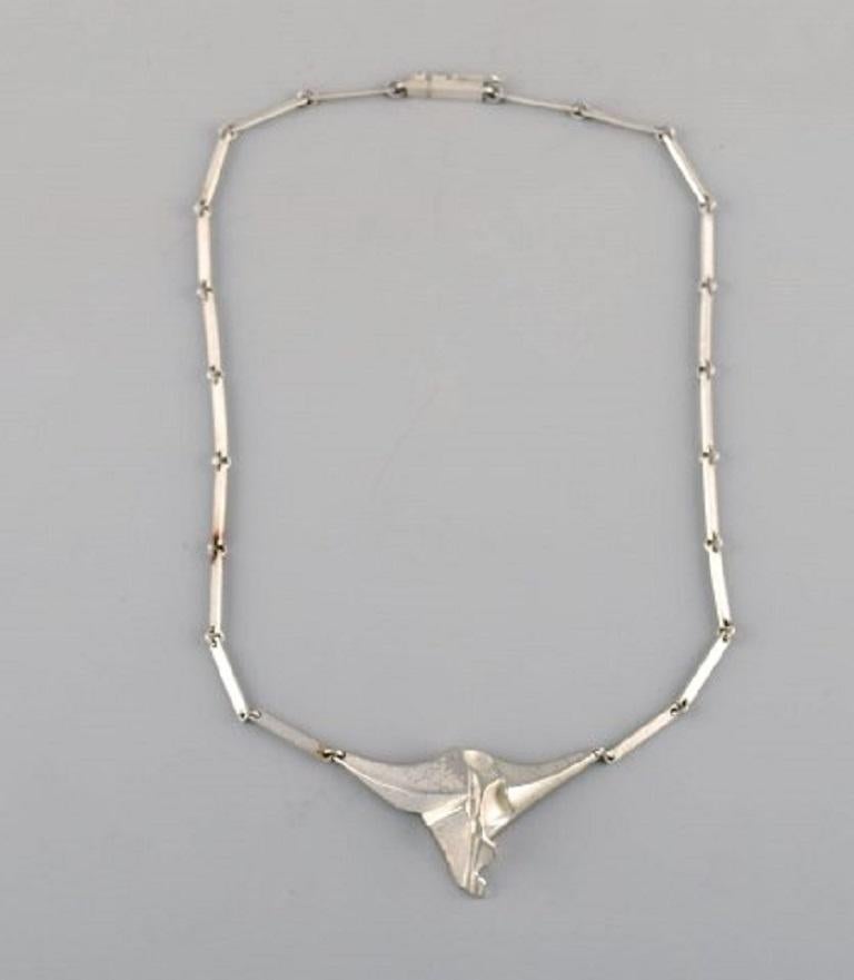 Lapponia, Finland. Modernist necklace in sterling silver with pendant. Finnish design. 1970 / 80s.
Full length: 43 cm.
Pendant measures: 5 x 3 cm.
Stamped.
In excellent condition.