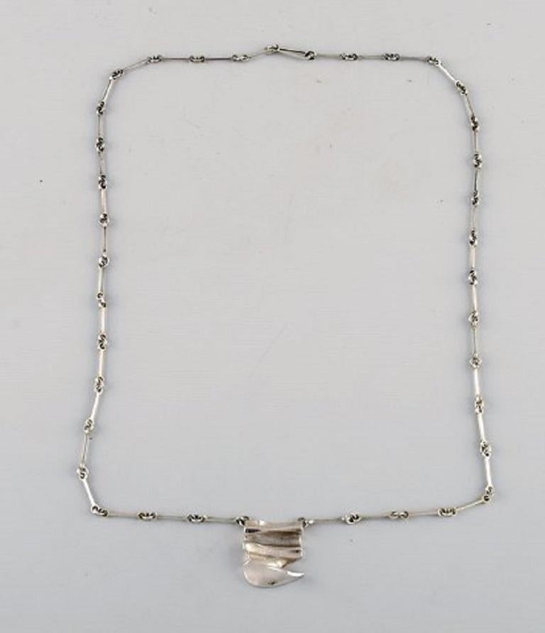 Lapponia, Finland. Modernist necklace in sterling silver with pendant. Finnish design. Dated 1980.
Full length: 61 cm.
Pendant measures: 2.4 x 2.1 cm.
Stamped.
In excellent condition.