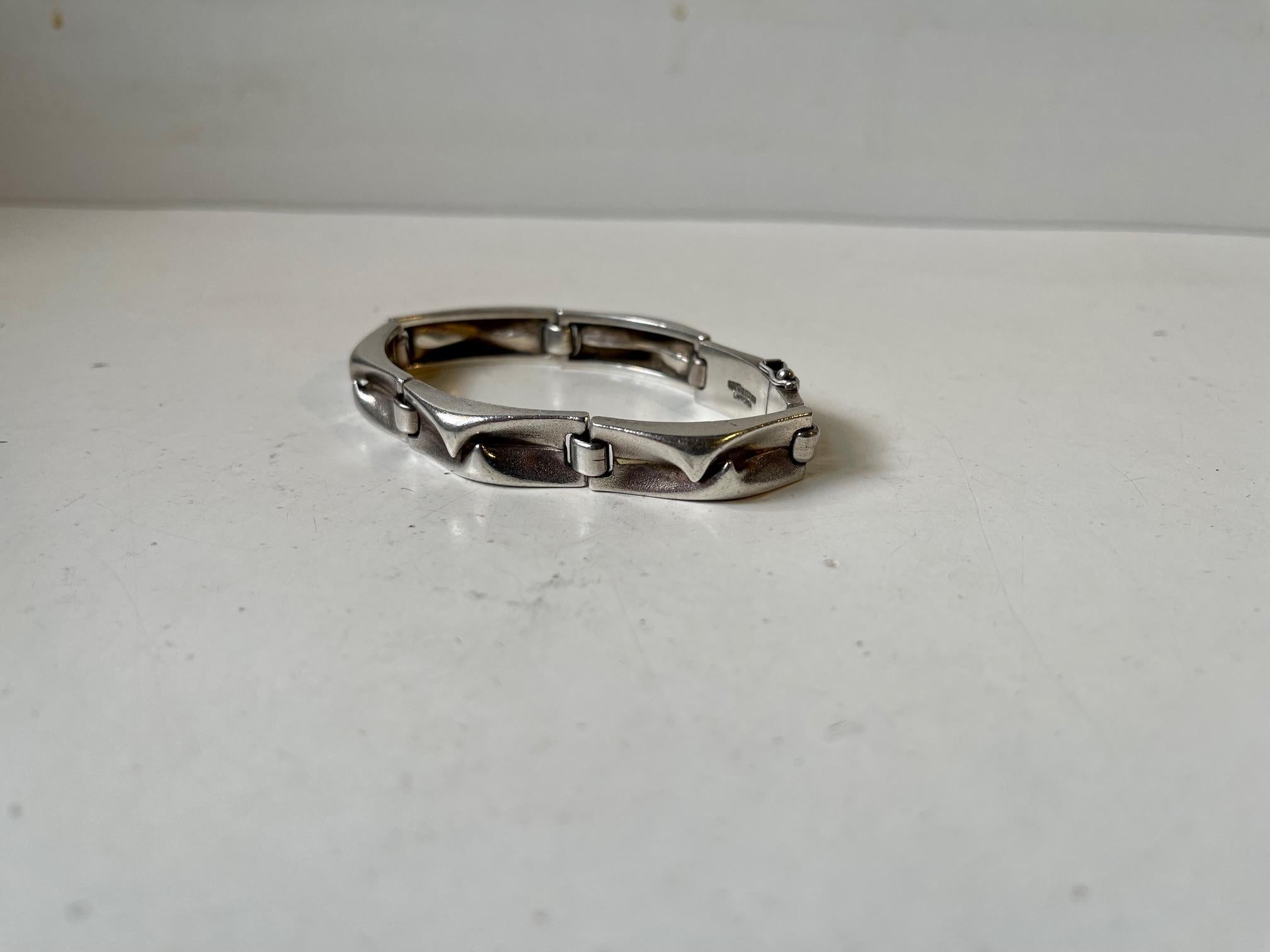 Much sought after vintage 'organic' modern sterling silver bracelet. Fully hallmarked by Lapponia, Finland. Designed during the 1970s by Bjorn Weckstrom.
Measures: Length closed: 7.1in / 18cm. Width: 10mm.