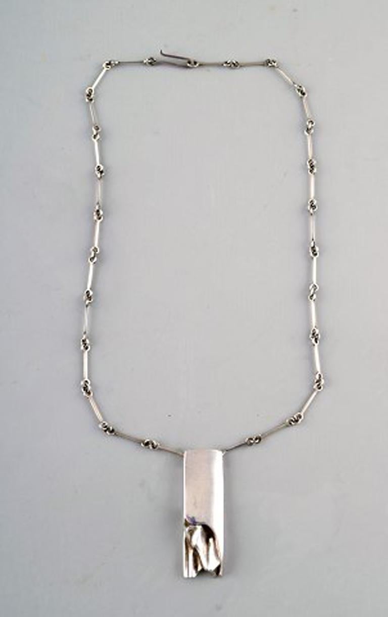 Lapponia. Necklace with pendant in sterling silver, organic shape. 1984.
Measures: Chain: 41 cm. Pendant: 4.2 cm x 1.4 cm.
Stamped: Lapponia, 925, G8: 1984.
In very good condition.