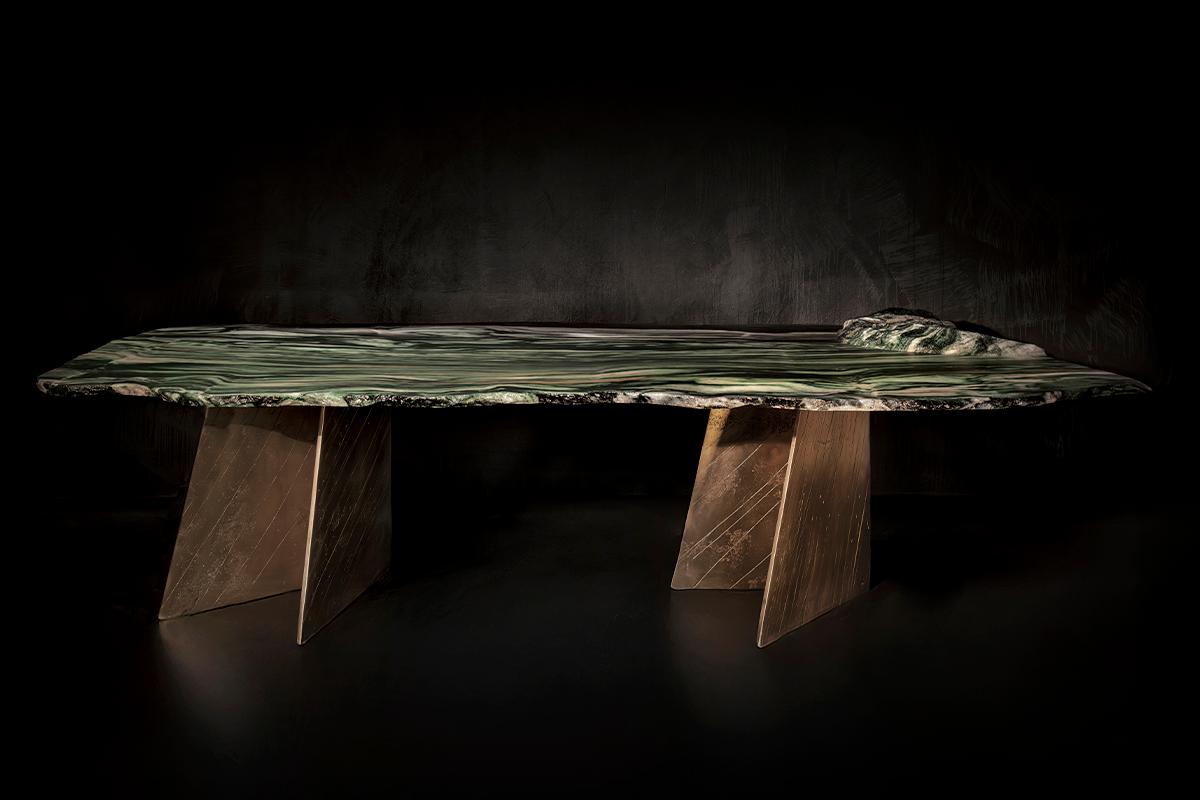 Cette table de salle à manger unique en son genre réimagine une plaque de marbre rare de Lapponia sous un angle sculptural et contemporain. La silhouette sinueuse et anguleuse de la pierre est façonnée à la main et finie avec une surface douce et