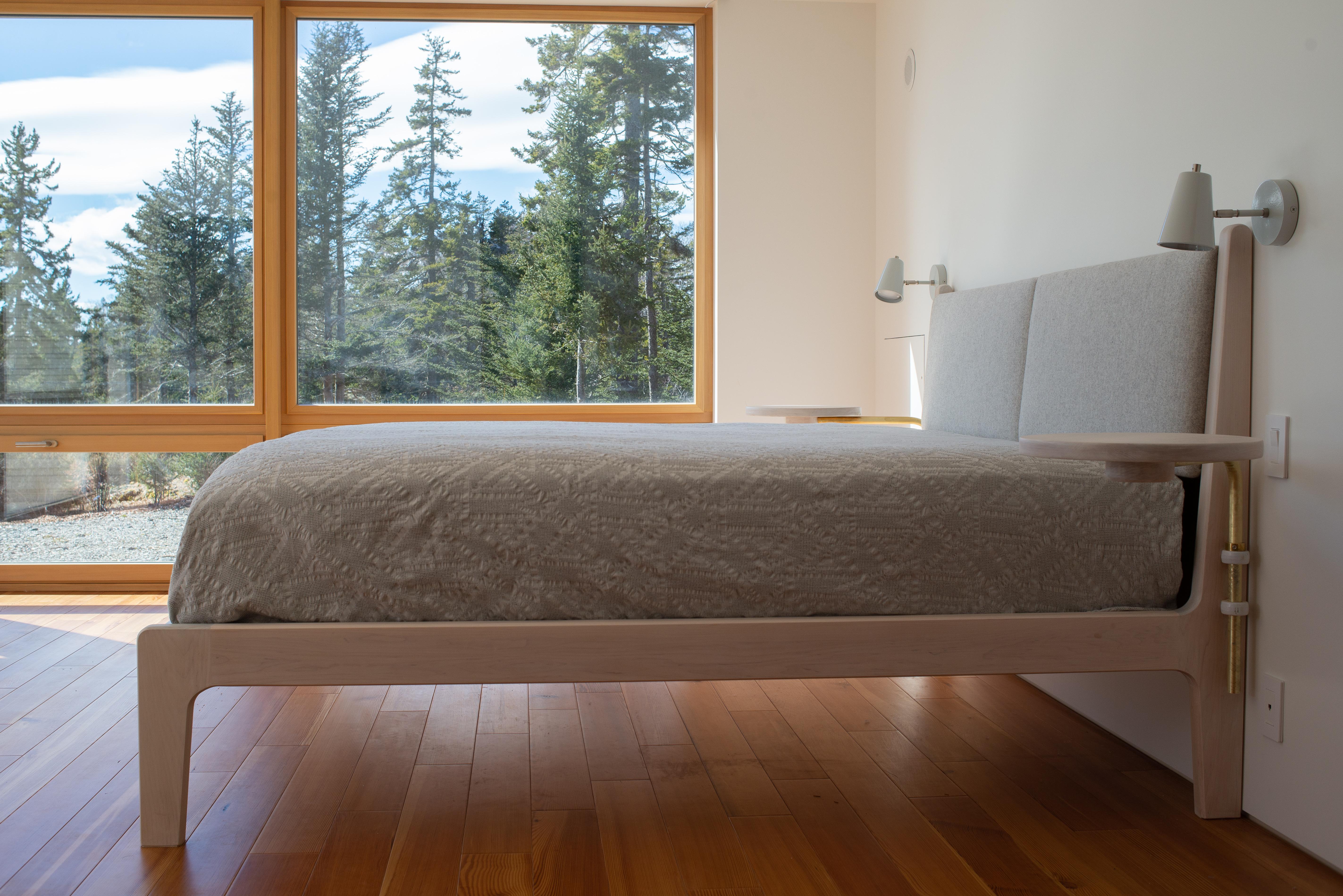 Das Bett Lapwing, hier in weiß gekalktem Ahorn, sorgt mit seinen klaren Linien für ein modernes und elegantes Schlafzimmer, während das gepolsterte Kopfteil aus Filzstoff für eine Extraportion diskreten Komfort sorgt.
Es umfasst 2 schwenkbare