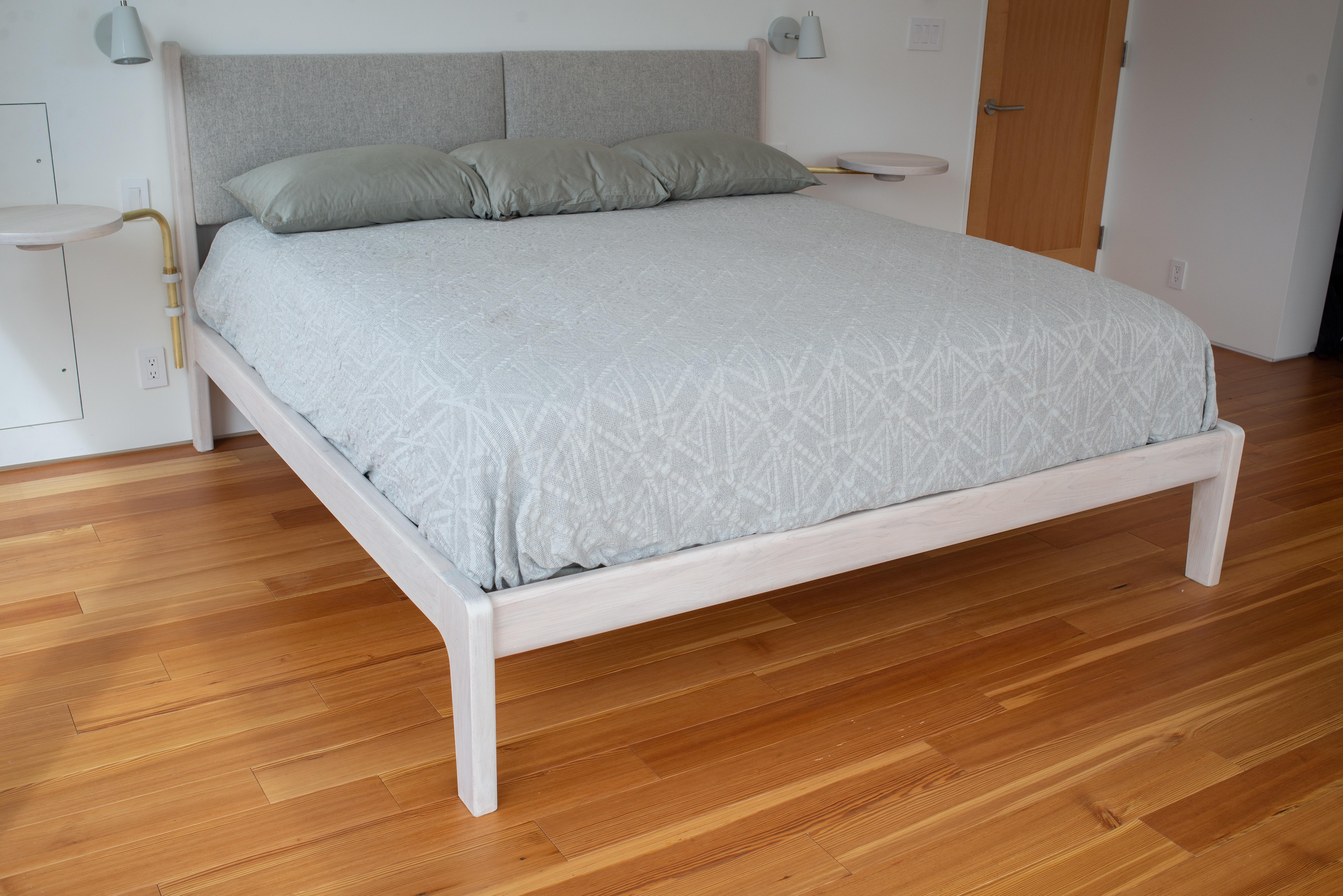 Lapwing-Bett mit schwenkbaren Beistelltischen und gepolstertem Kopfteil aus Ahornholz (Sonstiges) im Angebot