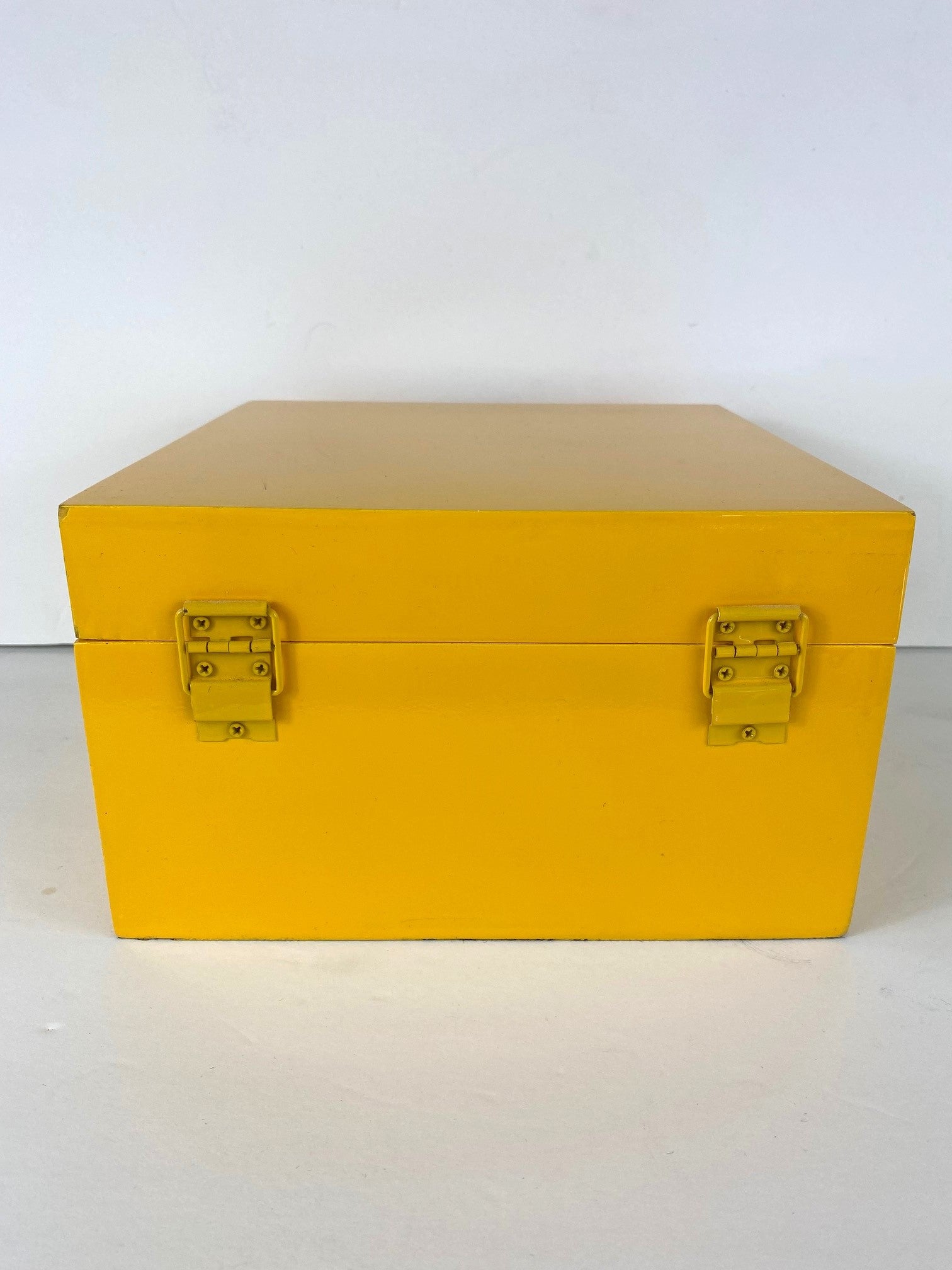 Nido de cajas vintage de color amarillo con tirador de latón de estilo asiático. El tamaño de la caja pequeña es de 8