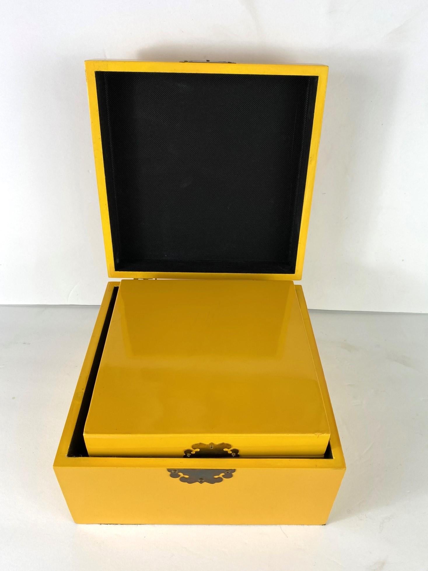 Laquar Amarillo  Nido de cajas siglo XX