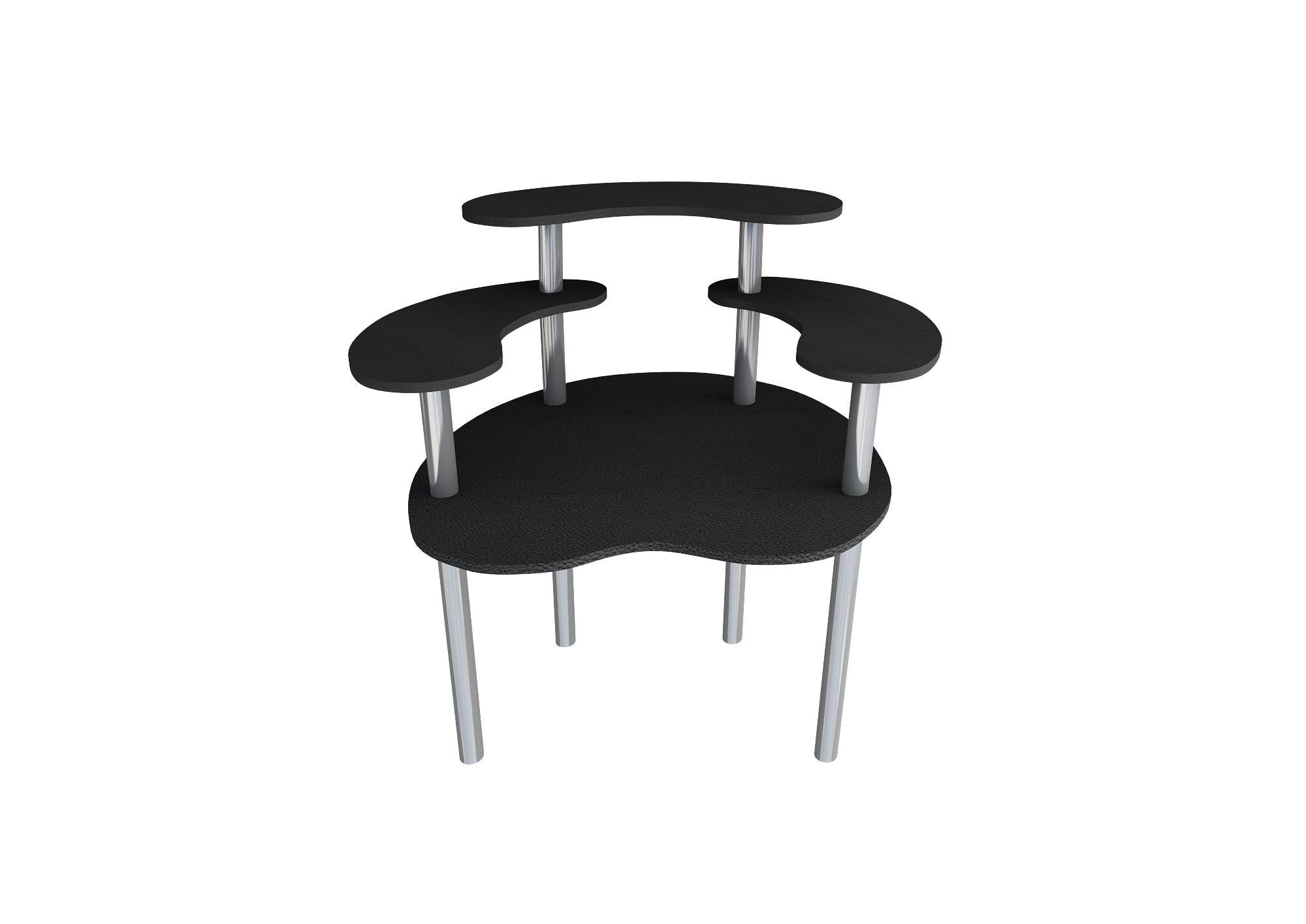 Sedia Alffie nera laccata di Melis Tatlicibasi
Dimensioni: L 55 x L 55 x H 80 cm
Materiali: Laquared Nero. 

Disponibile anche in ottone verniciato, argento o oro, nero o beige laccato e Wood Wood naturale.

Melis Tatlicibasi è una interior designer