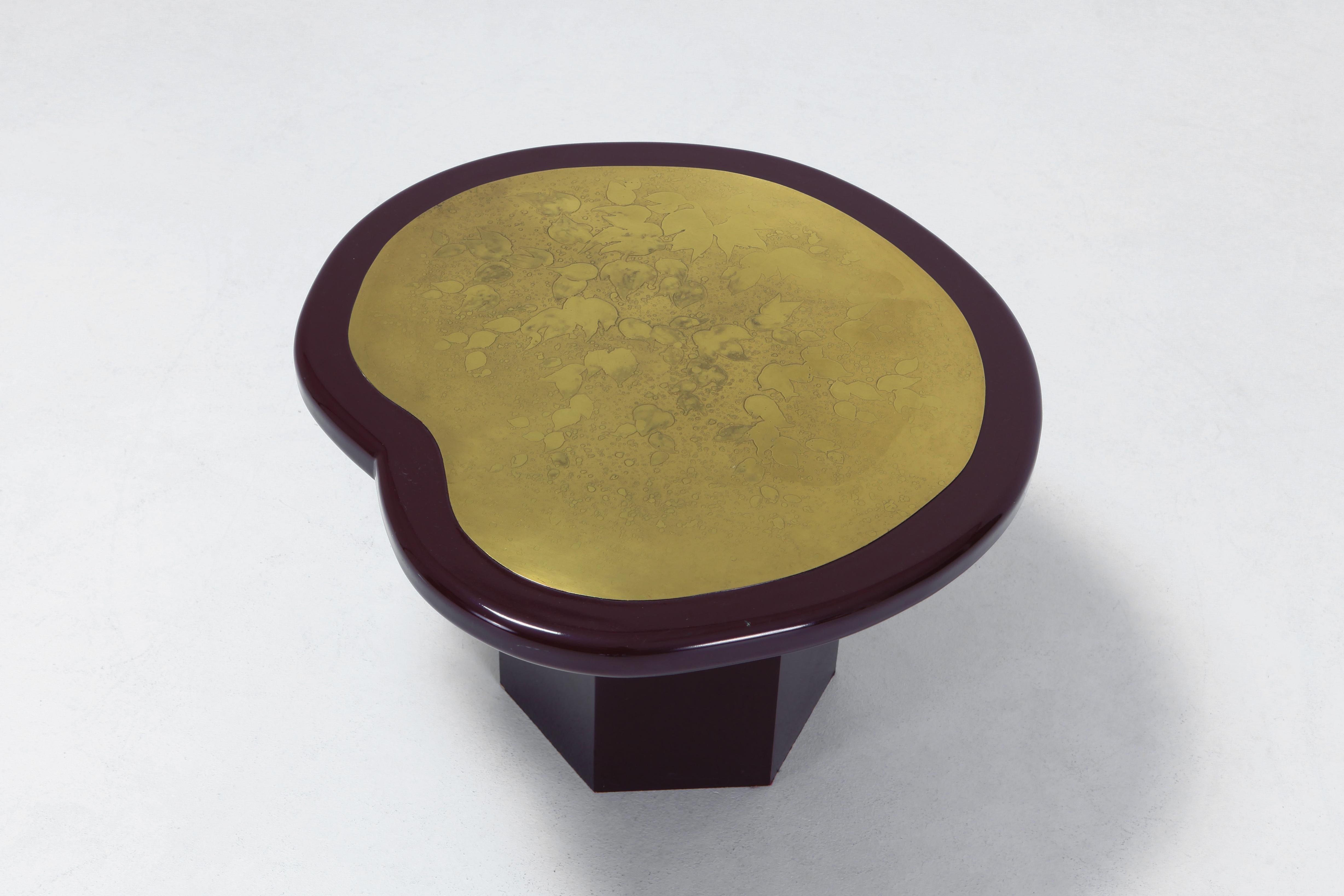 Brass etched top, occasional table, Belgium, 1970s

Burgundy lacquered base
A 1970s variant of the 1950s 'kidney table'
Would fit well in an eclectic Hollywood regency inspired decor.

 
