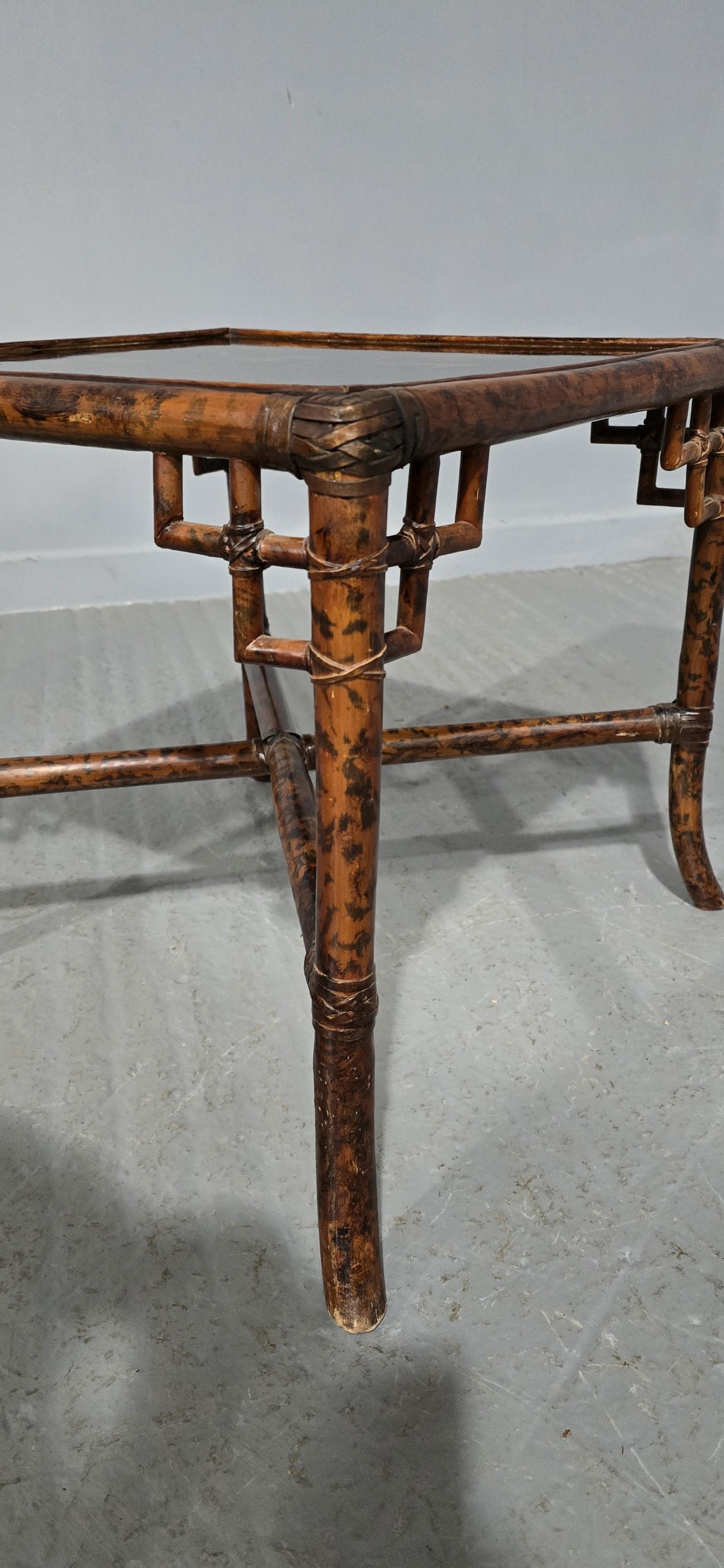 Anglo-japonais Table d'appoint en bambou laqué en vente