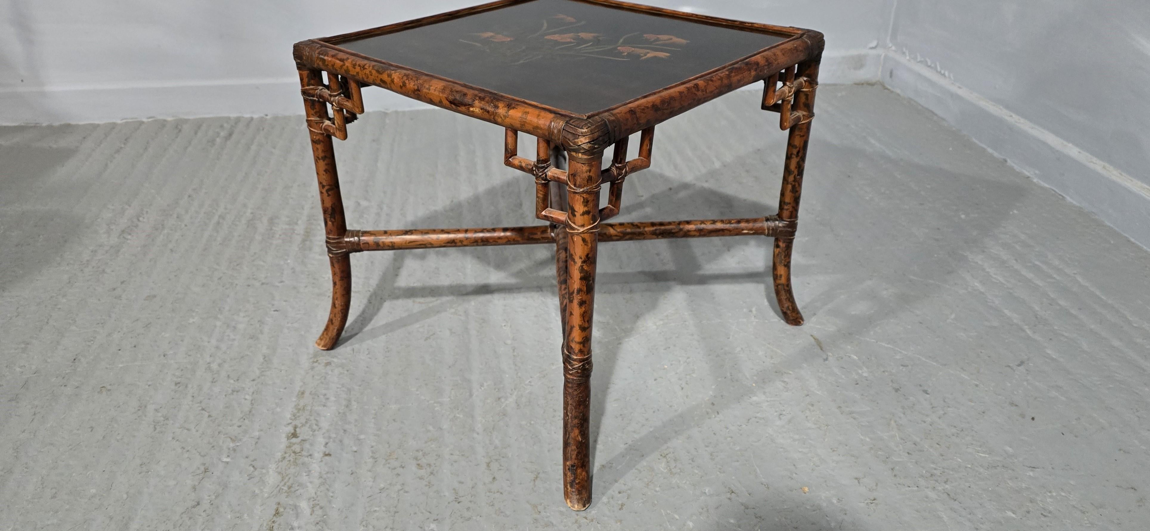 Anglais Table d'appoint en bambou laqué en vente