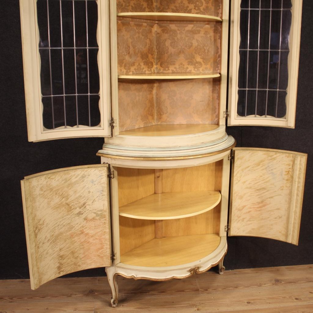 Laquered, Gilded and Painted Venetian Corner Cabinet, 20th Century For Sale 5