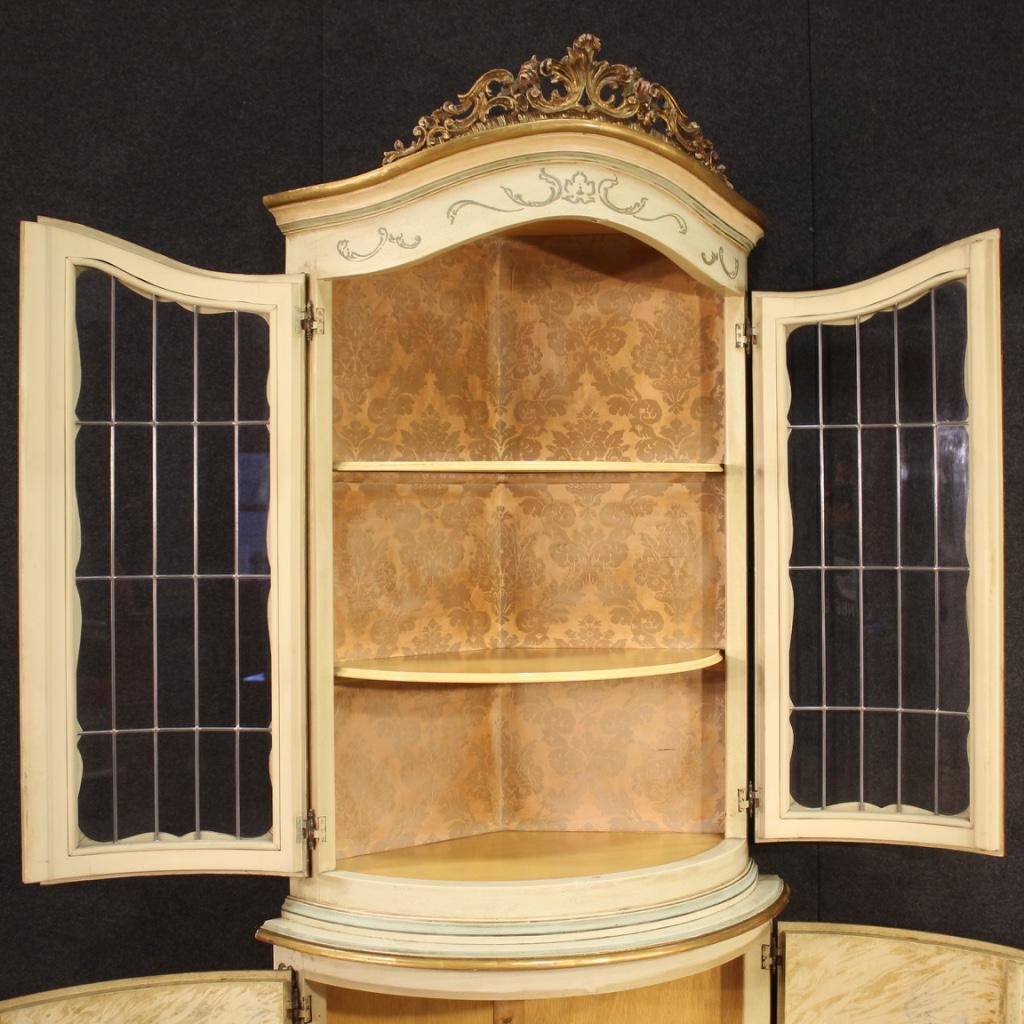 Laquered, Gilded and Painted Venetian Corner Cabinet, 20th Century For Sale 4