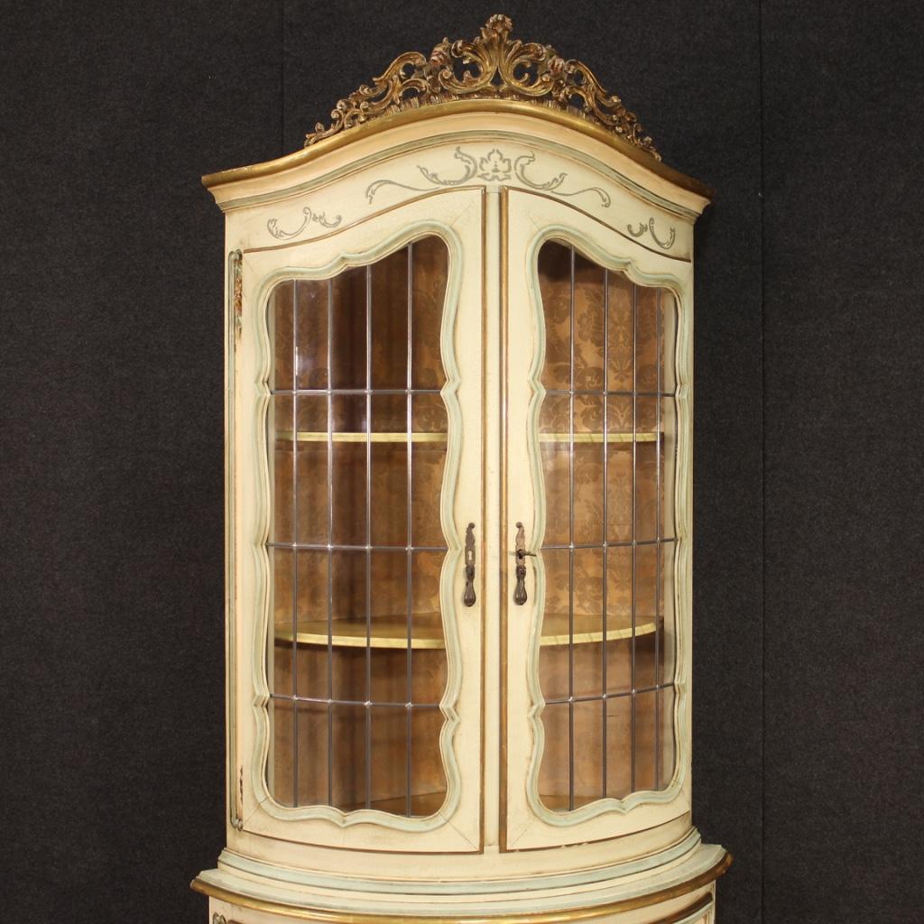 Corner cupboard Venetian of the 20th century. Furniture of great size and impact in carved wood, lacquered, gold and hand painted with very pleasant floral decorations. Corner cupboard double body supported by three legs carved with curled feet, of