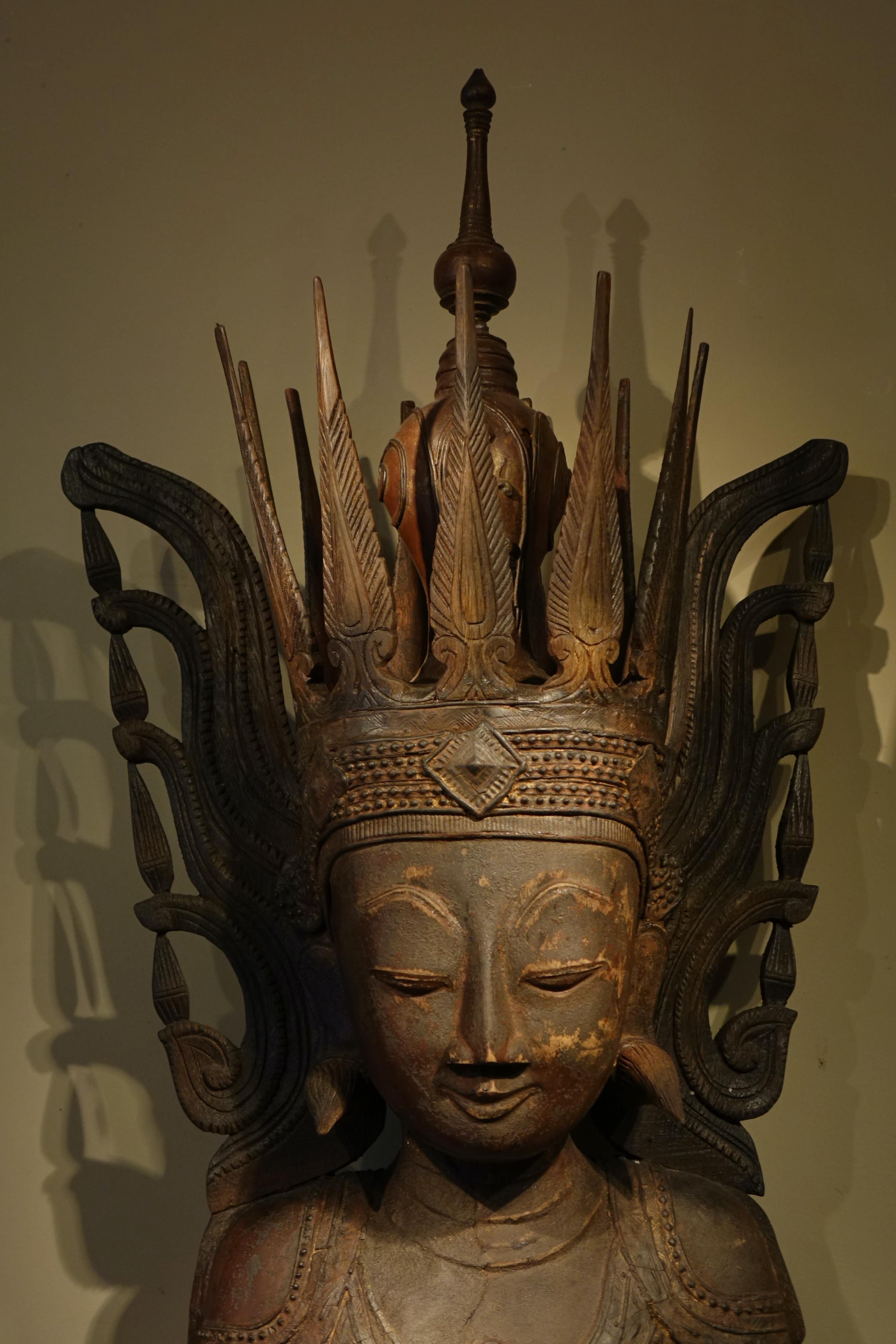 Bouddha assis dans la position du mùdra de Bhumisparsa, ou geste de la terre témoin de la lutte de Bouddha contre Mara
États Shan, nord-est de la Birmanie, en partie au XVIIIe siècle 
Fortement restauré car il était sans doute en mauvais état, les