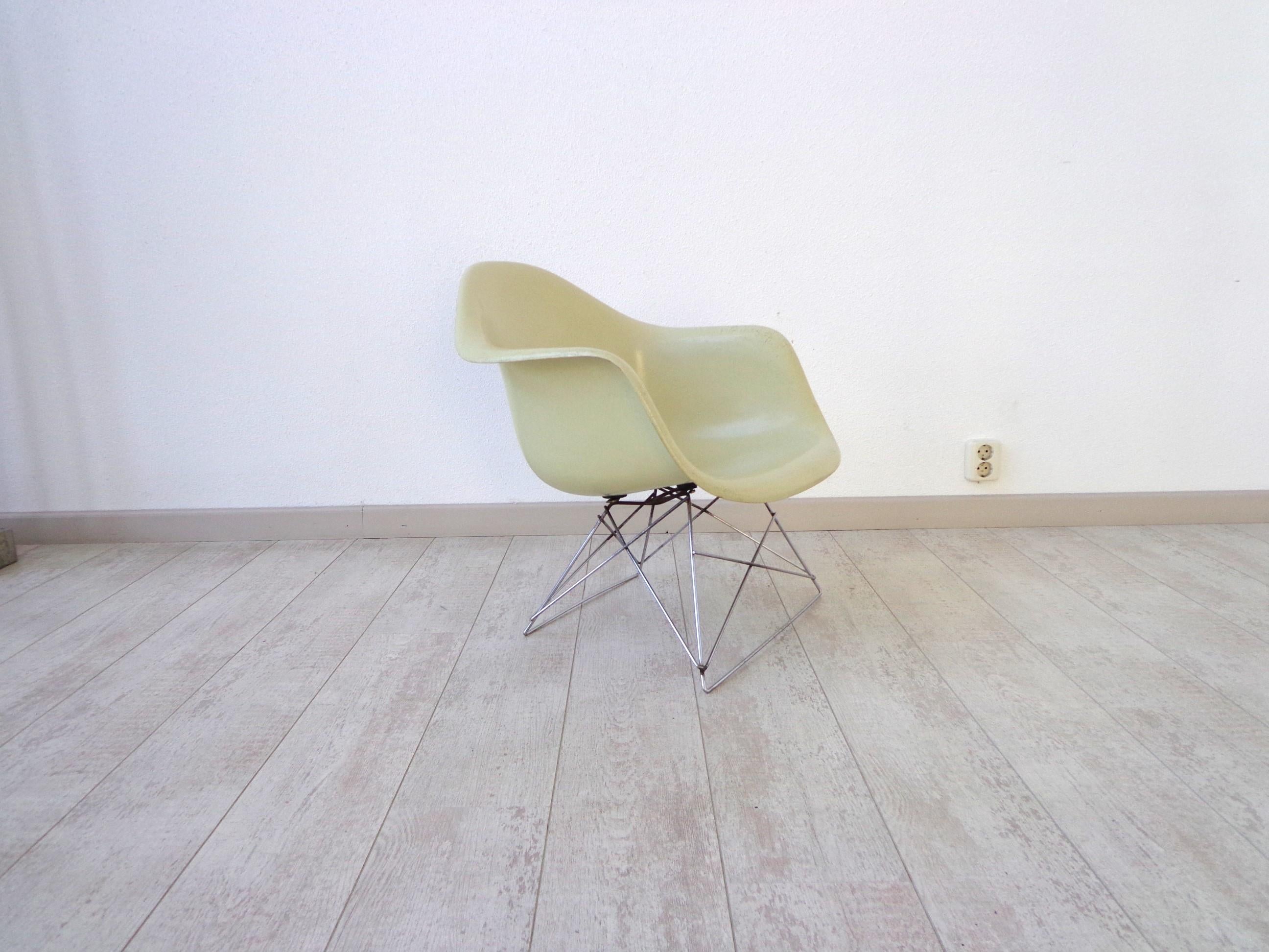 Charles and Ray Eames Low Armchair Rod (LAR) for Herman Miller.
Molded off-white fiberglass, chrome-plated steel, rubber.
Signed with manufacturer’s mark underside.
Pair available.

The LAR seems to have been one of Charles and Ray's favourite