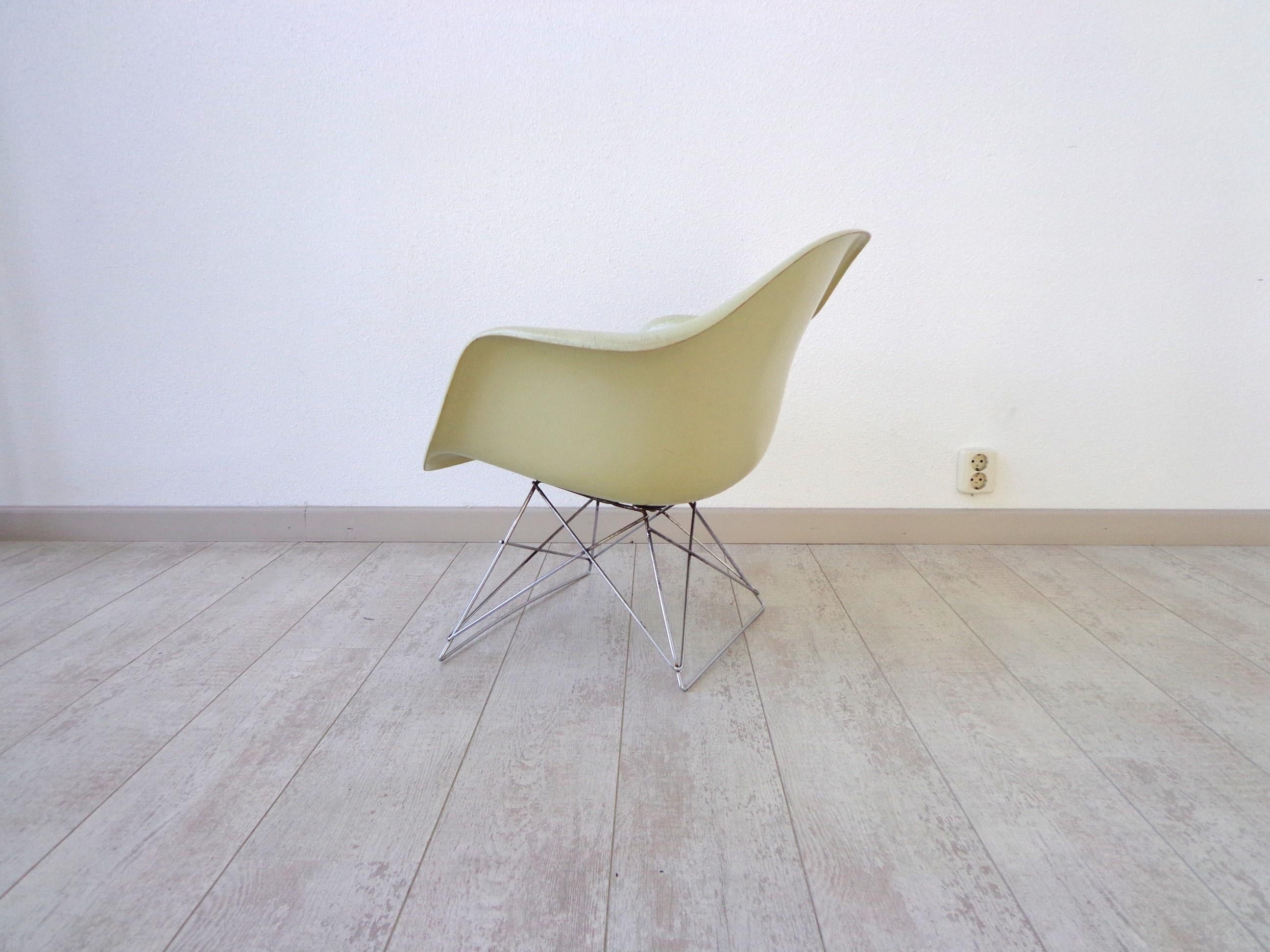 Mid-Century Modern LAR Armchair by Charles & Ray Eames for Herman Miller 1960s For Sale