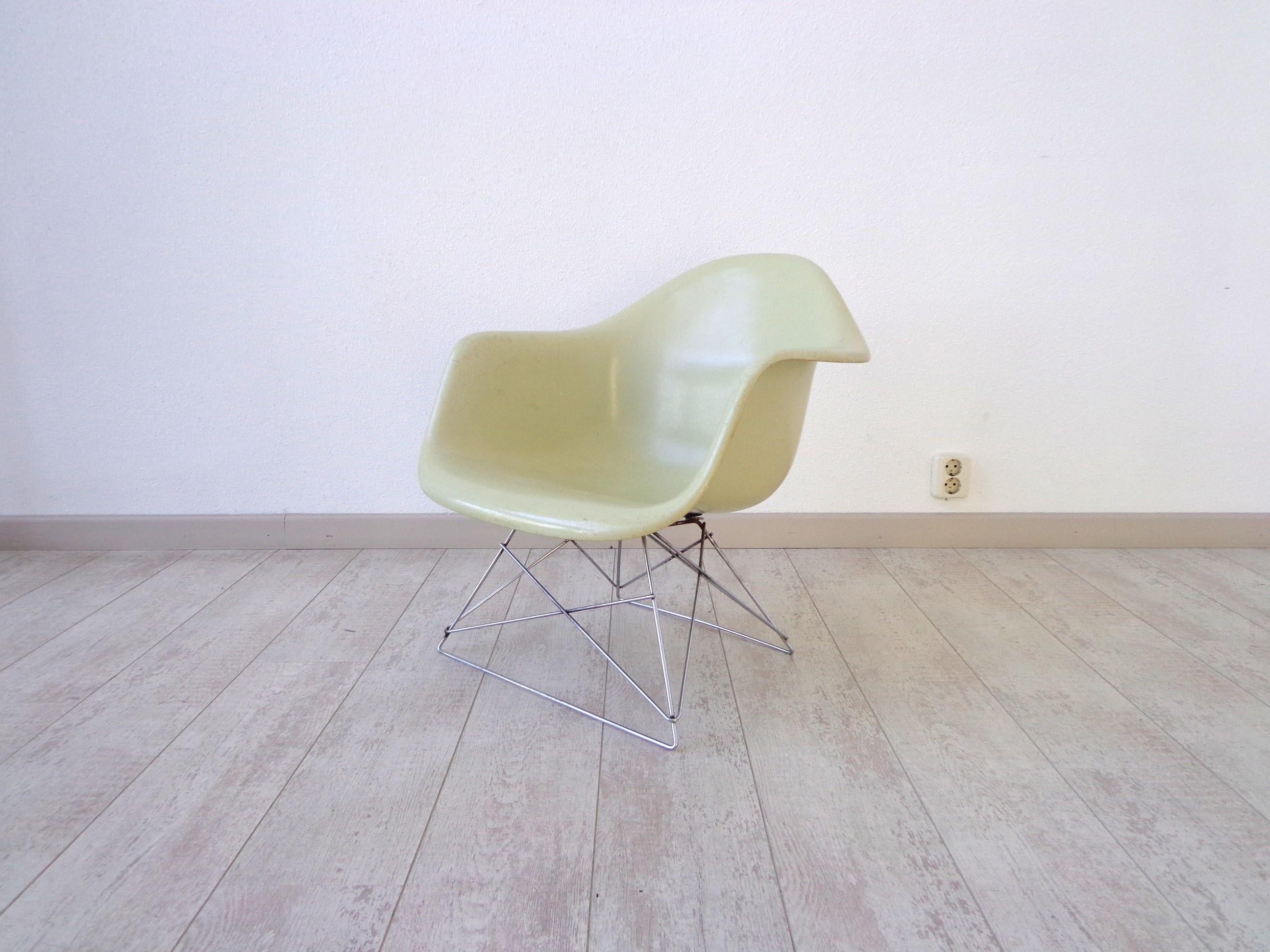 American LAR Armchair by Charles & Ray Eames for Herman Miller 1960s For Sale