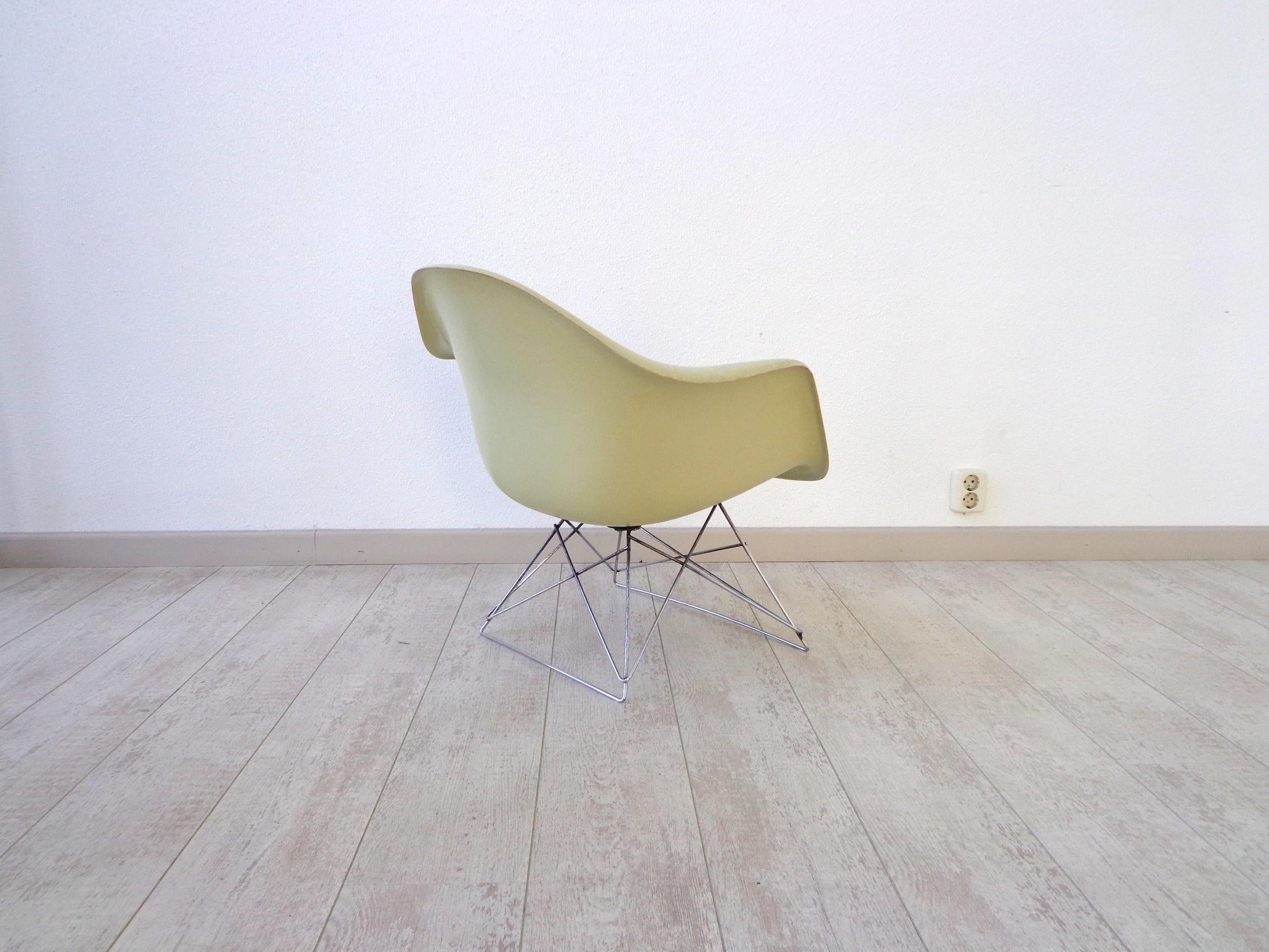 Mid-20th Century LAR Armchair by Charles & Ray Eames for Herman Miller 1960s For Sale