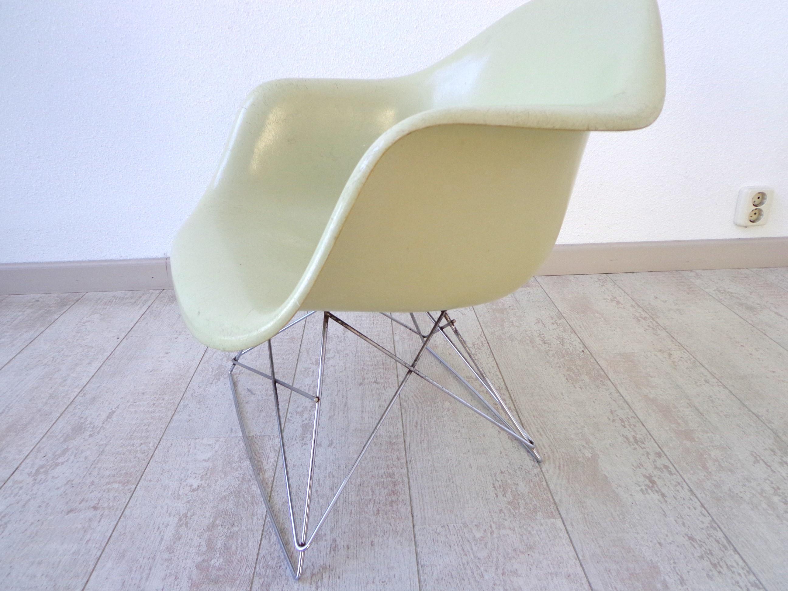 LAR Armchair by Charles & Ray Eames for Herman Miller 1960s For Sale 1